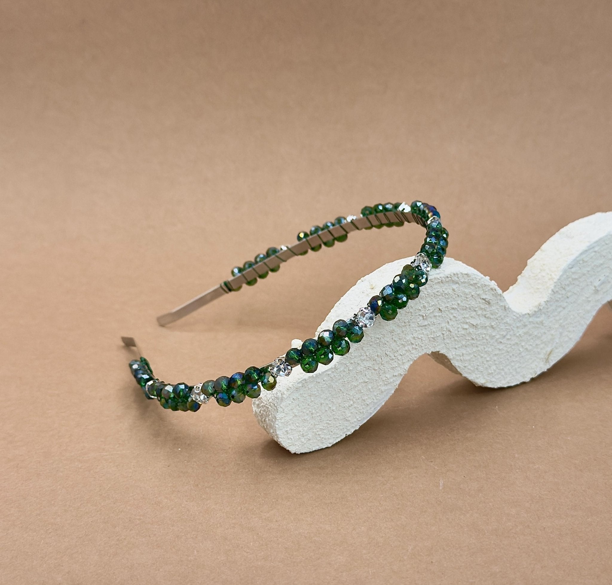 Dunkelgrünes Kristall - Haarband, elegantes Kronen - Tiara mit tiefgrünen Kristallen, handgefertigt, Braut Haarschmuck, Hochzeit - AVYRAA BRIDAL
