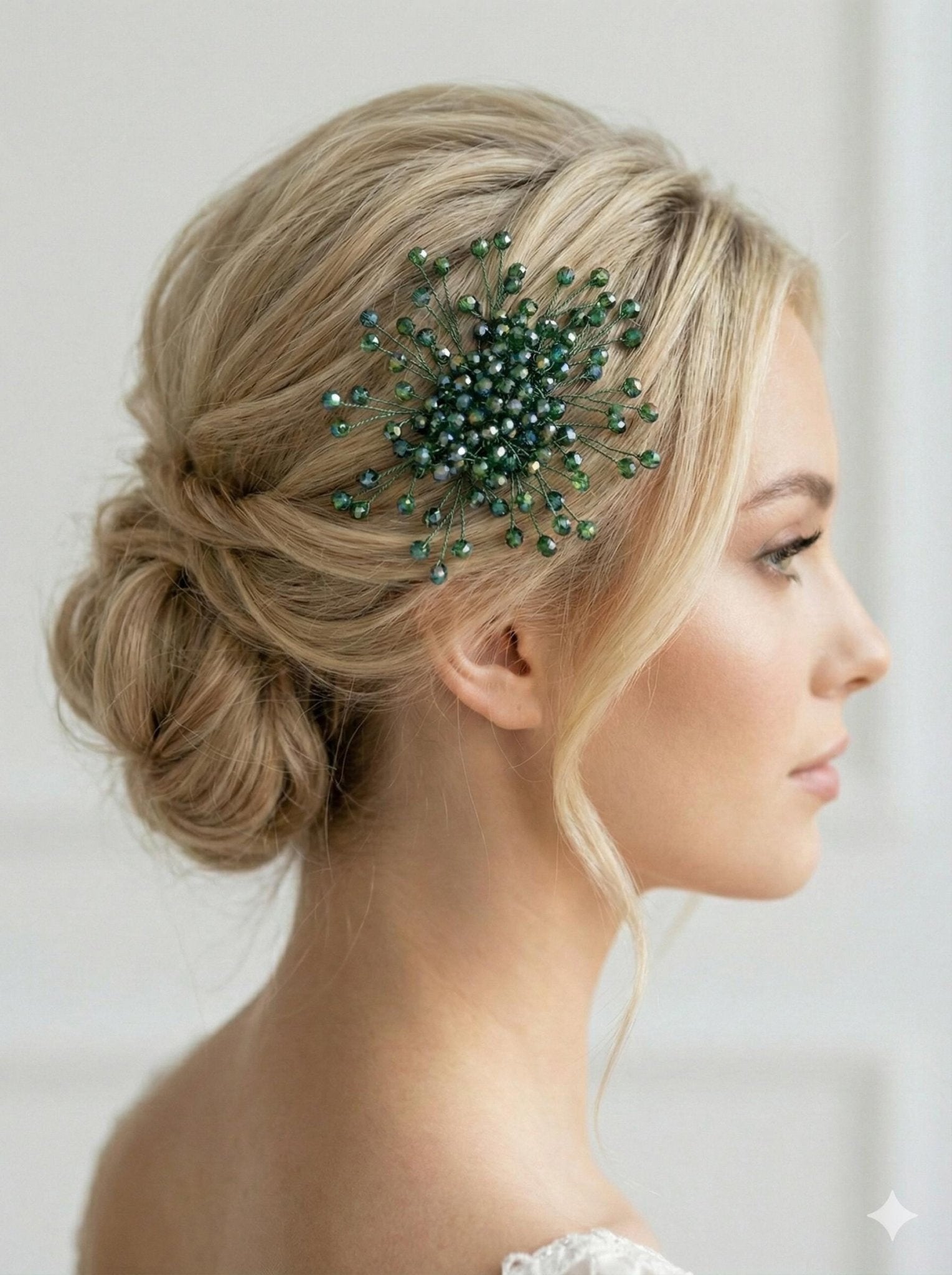 Edler Braut Haarkamm aus Kristallen mit strahlender Optik - AVYRAA BRIDAL
