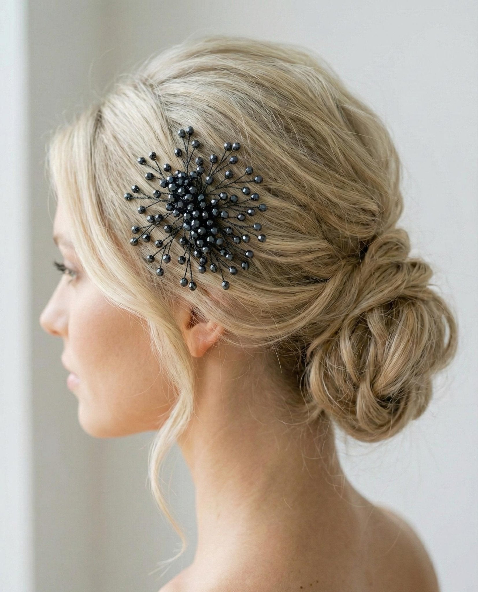Edler Braut Haarkamm aus Kristallen mit strahlender Optik - AVYRAA BRIDAL