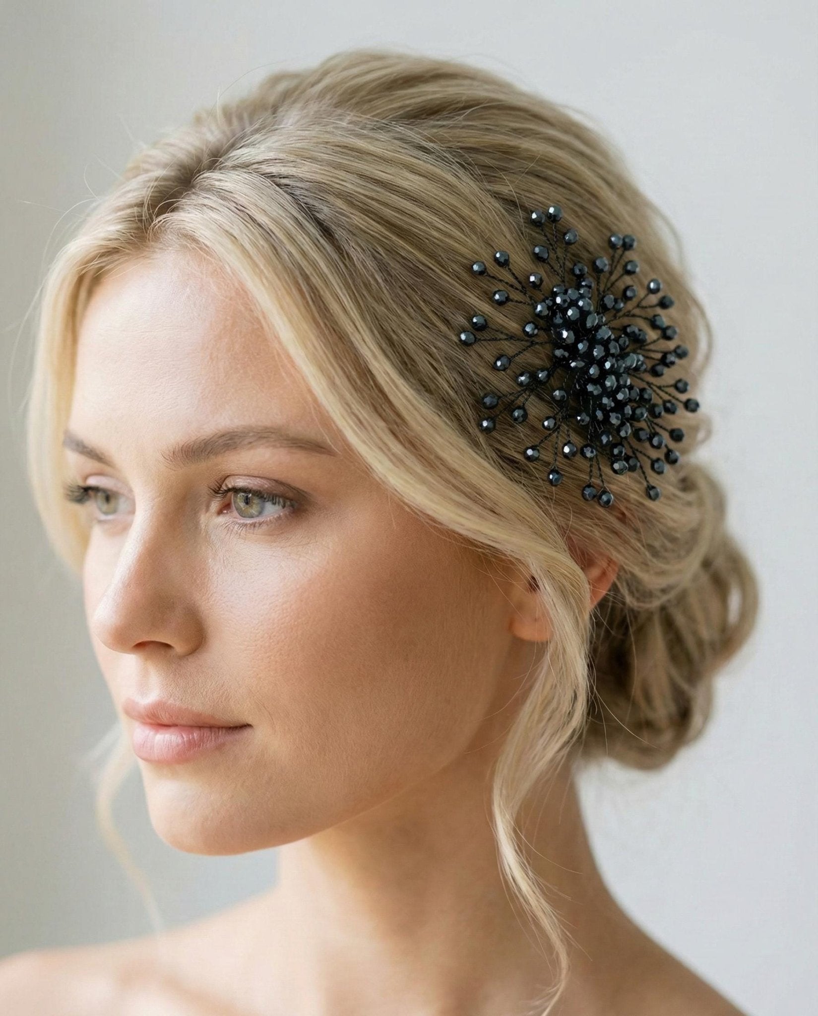 Edler Braut Haarkamm aus Kristallen mit strahlender Optik - AVYRAA BRIDAL