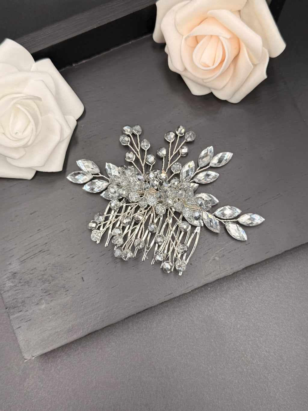 Edler Kristall Haarkamm für Bräute | Hochzeits Haarschmuck, Bridal Hair Comb, Handgefertigter Accessoire, funkelnde Kristalle - AVYRAA BRIDAL