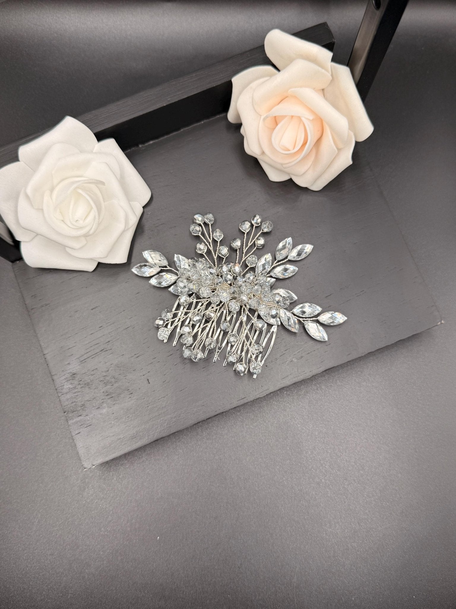 Edler Kristall Haarkamm für Bräute | Hochzeits Haarschmuck, Bridal Hair Comb, Handgefertigter Accessoire, funkelnde Kristalle - AVYRAA BRIDAL