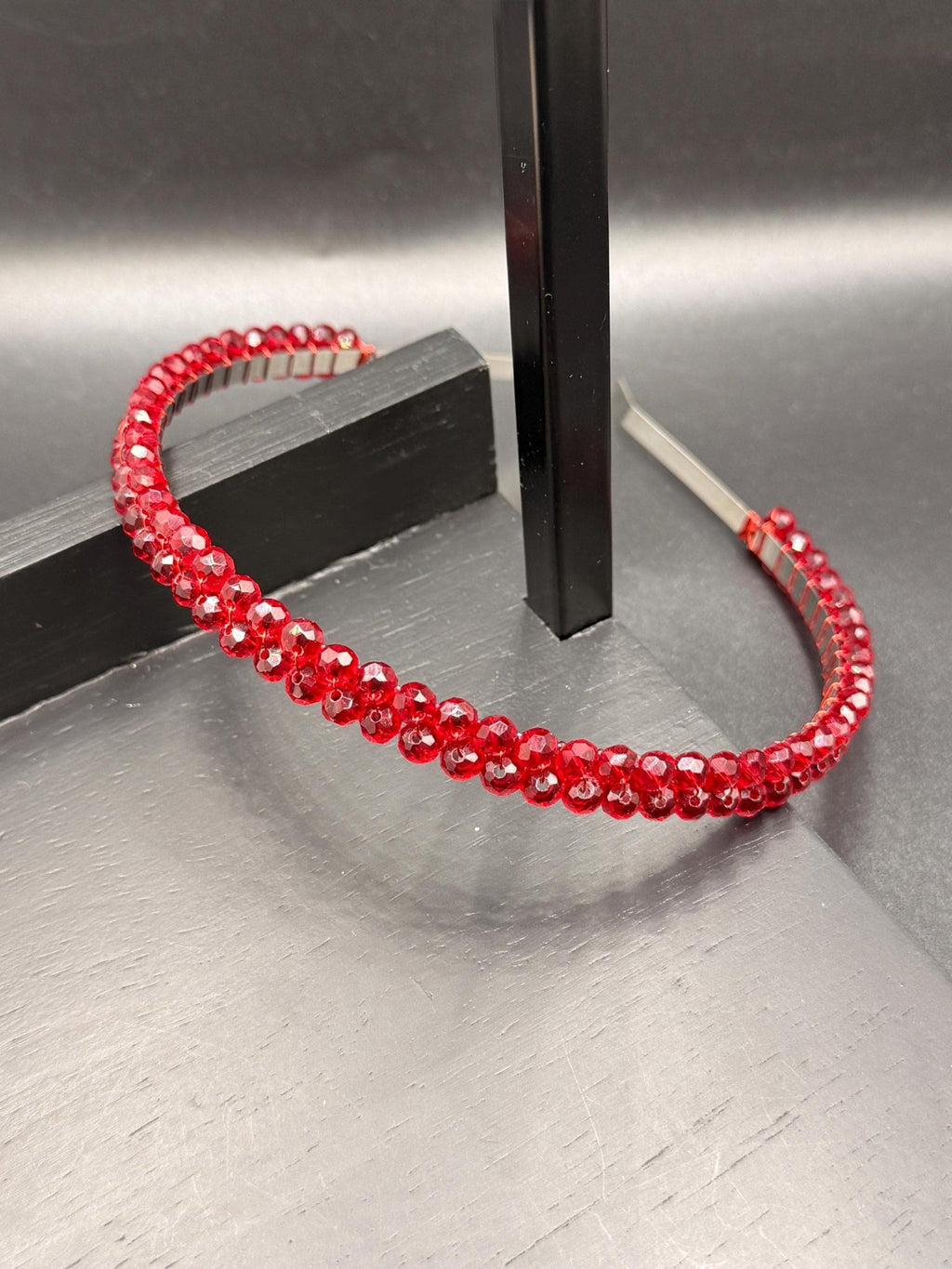Elegante Braut Tiara in Rot | Zarte Kristall Tiara für Hochzeit & Abendveranstaltungen | Feiner Haarreif - AVYRAA BRIDAL