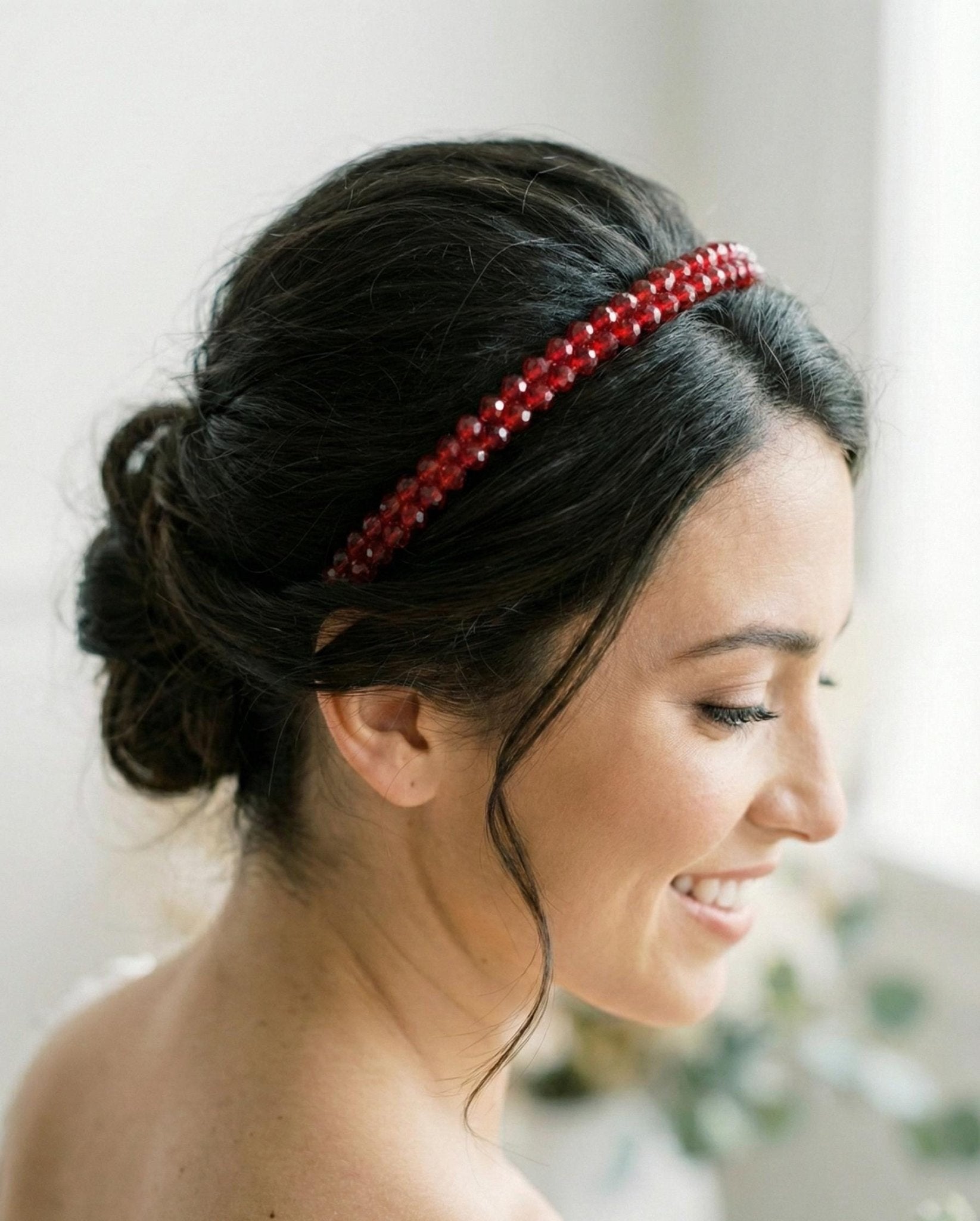 Elegante Braut Tiara in Schwarz | Zarte Kristall Tiara für Hochzeit & Abendveranstaltungen | Feiner Haarreif - AVYRAA BRIDAL