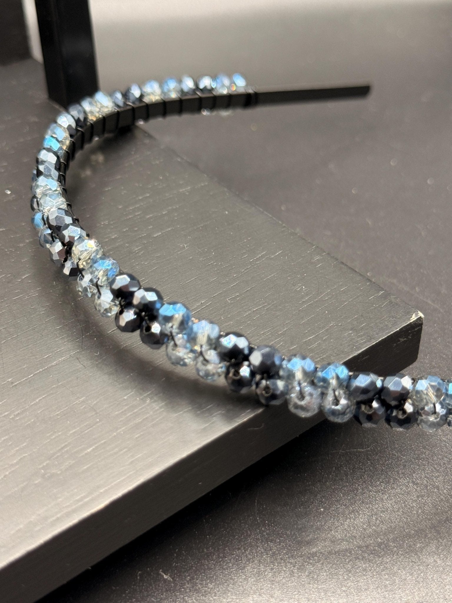 Elegante Braut Tiara in Schwarz | Zarte Kristall Tiara für Hochzeit & Abendveranstaltungen | Feiner Haarreif - AVYRAA BRIDAL