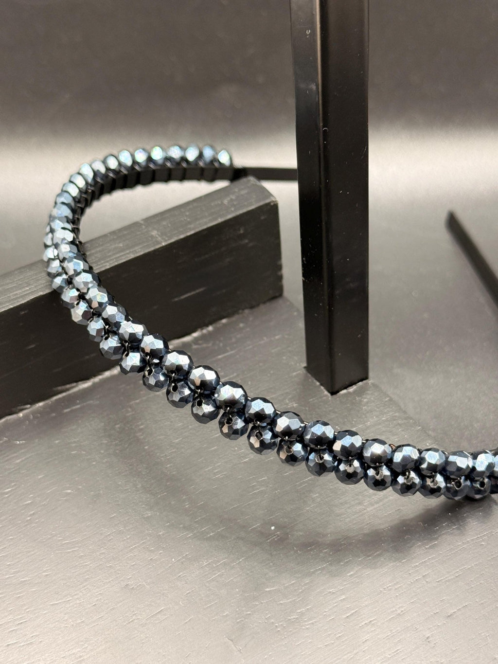 Elegante Braut Tiara in Schwarz | Zarte Kristall Tiara für Hochzeit & Abendveranstaltungen | Feiner Haarreif - AVYRAA BRIDAL