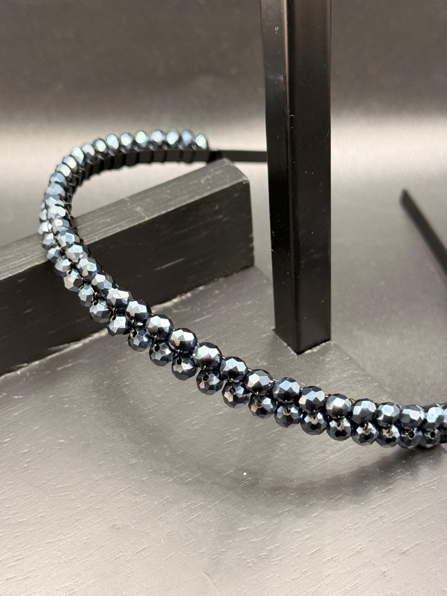 Elegante Braut Tiara in Schwarz | Zarte Kristall Tiara für Hochzeit & Abendveranstaltungen | Feiner Haarreif - AVYRAA BRIDAL