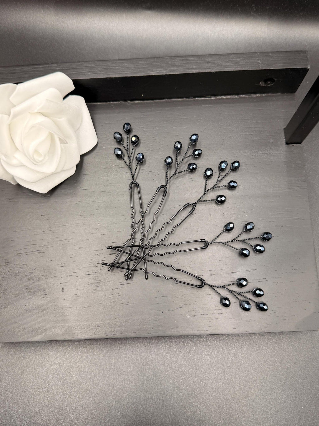 Elegante Haarnadeln mit dunkel saphirblauen Kristallen – Handgefertigte Haarpins für Braut - & Abendfrisuren - AVYRAA BRIDAL