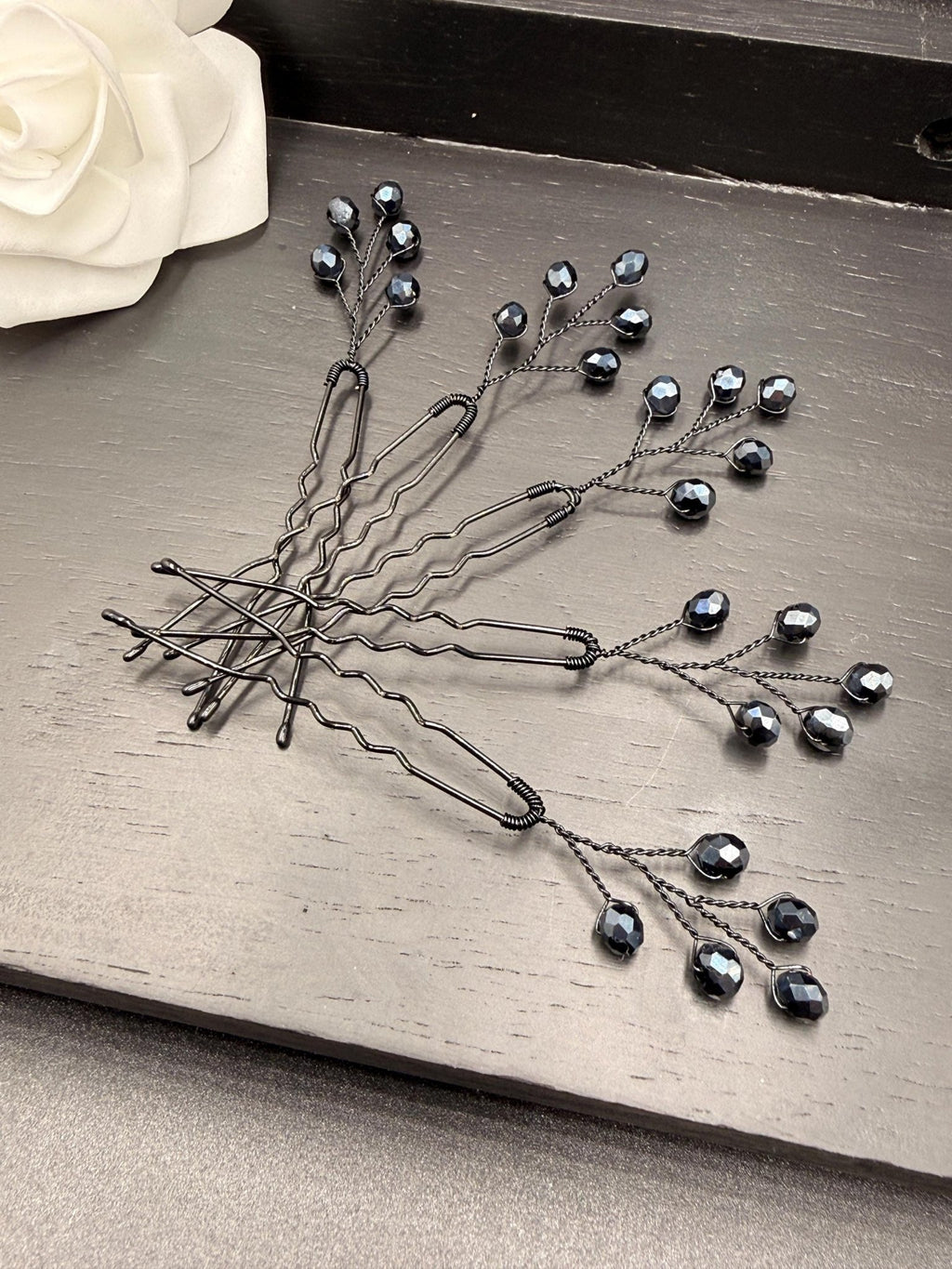 Elegante Haarnadeln mit dunkel saphirblauen Kristallen – Handgefertigte Haarpins für Braut - & Abendfrisuren - AVYRAA BRIDAL
