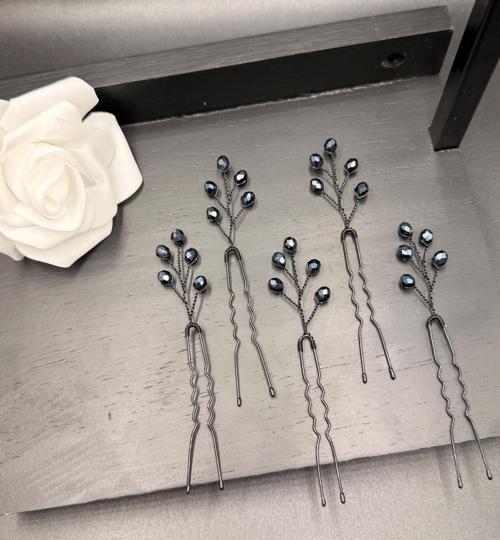 Elegante Haarnadeln mit dunkel saphirblauen Kristallen – Handgefertigte Haarpins für Braut - & Abendfrisuren - AVYRAA BRIDAL