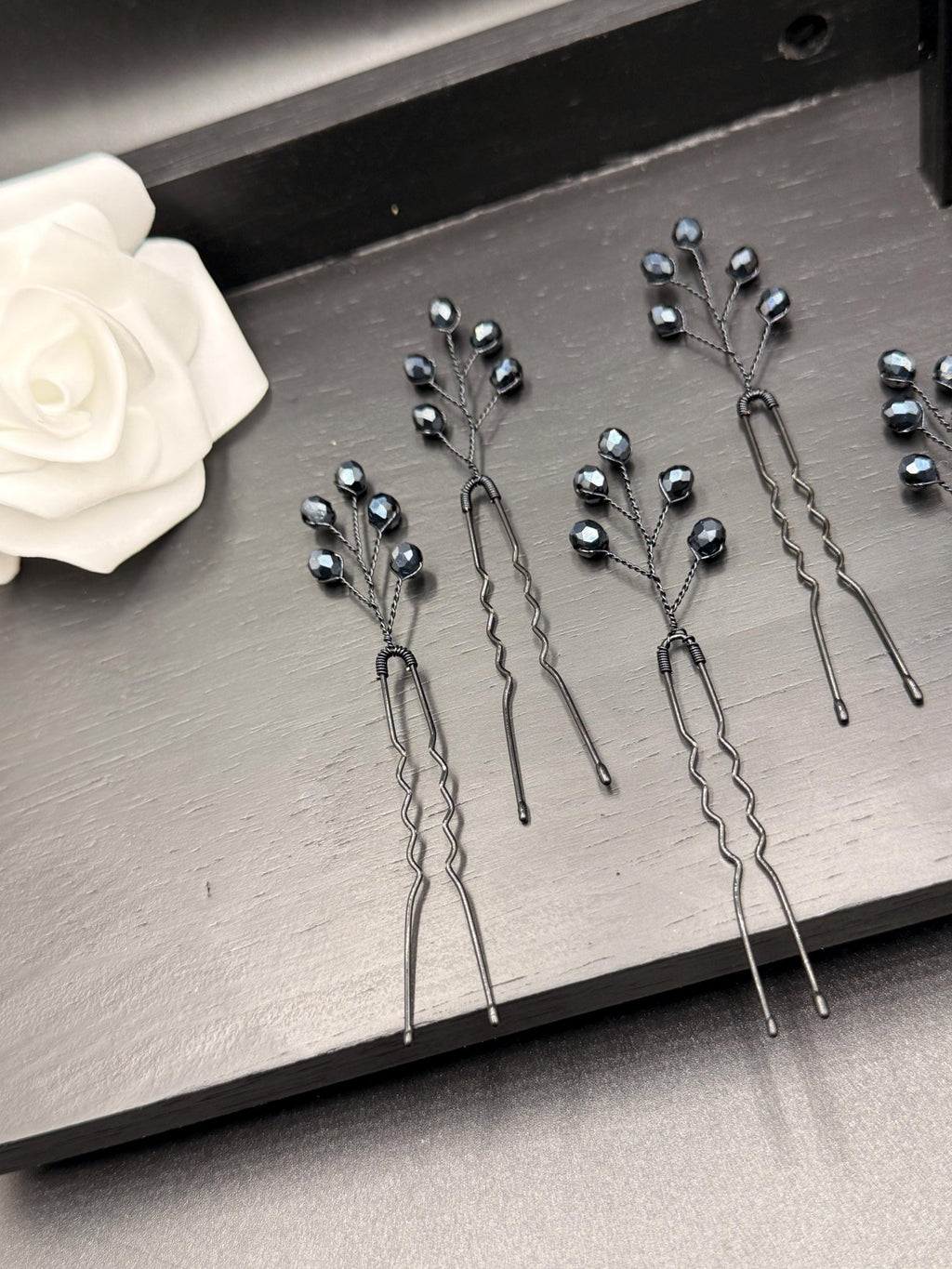 Elegante Haarnadeln mit dunkel saphirblauen Kristallen – Handgefertigte Haarpins für Braut - & Abendfrisuren - AVYRAA BRIDAL