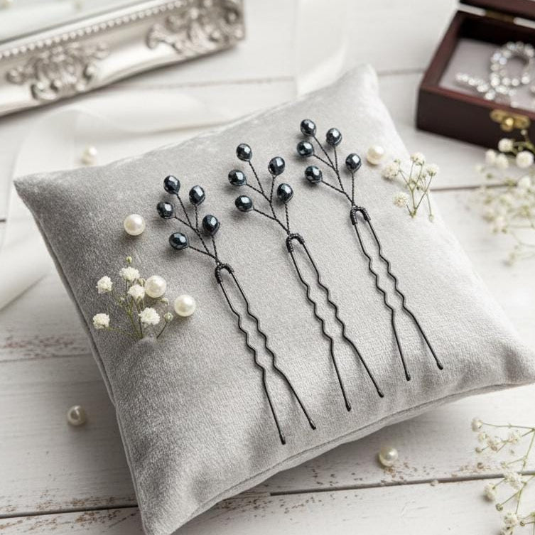 Elegante Haarnadeln mit dunkel saphirblauen Kristallen – Handgefertigte Haarpins für Braut - & Abendfrisuren - AVYRAA BRIDAL