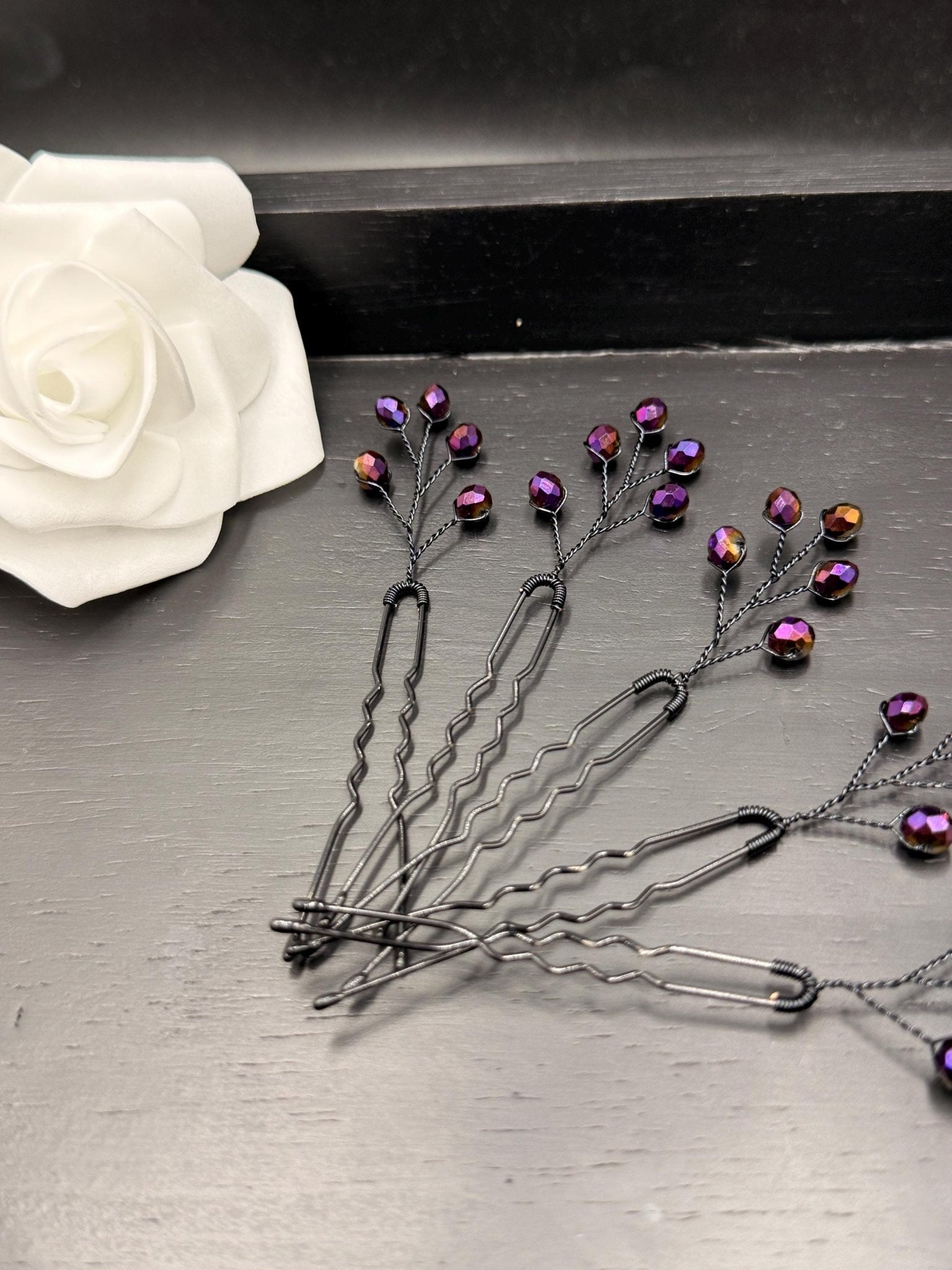 Elegante Haarnadeln mit irisierenden Violett - Schwarz Kristallen – Handgefertigte Haarpins für Braut & Abendfrisuren - AVYRAA BRIDAL