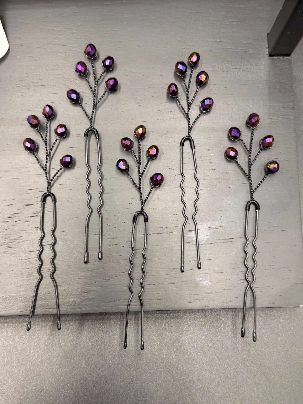 Elegante Haarnadeln mit irisierenden Violett - Schwarz Kristallen – Handgefertigte Haarpins für Braut & Abendfrisuren - AVYRAA BRIDAL