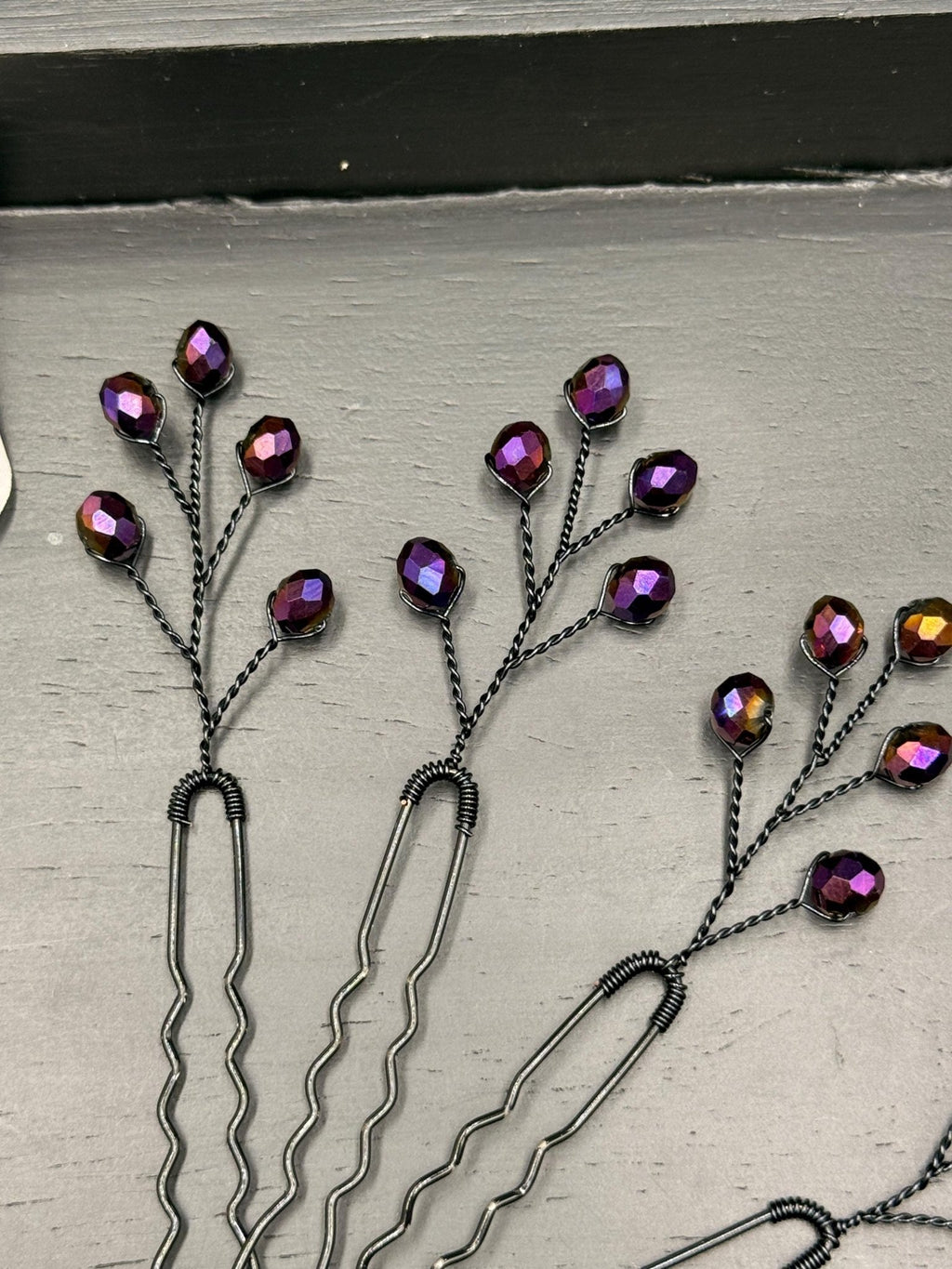 Elegante Haarnadeln mit irisierenden Violett - Schwarz Kristallen – Handgefertigte Haarpins für Braut & Abendfrisuren - AVYRAA BRIDAL
