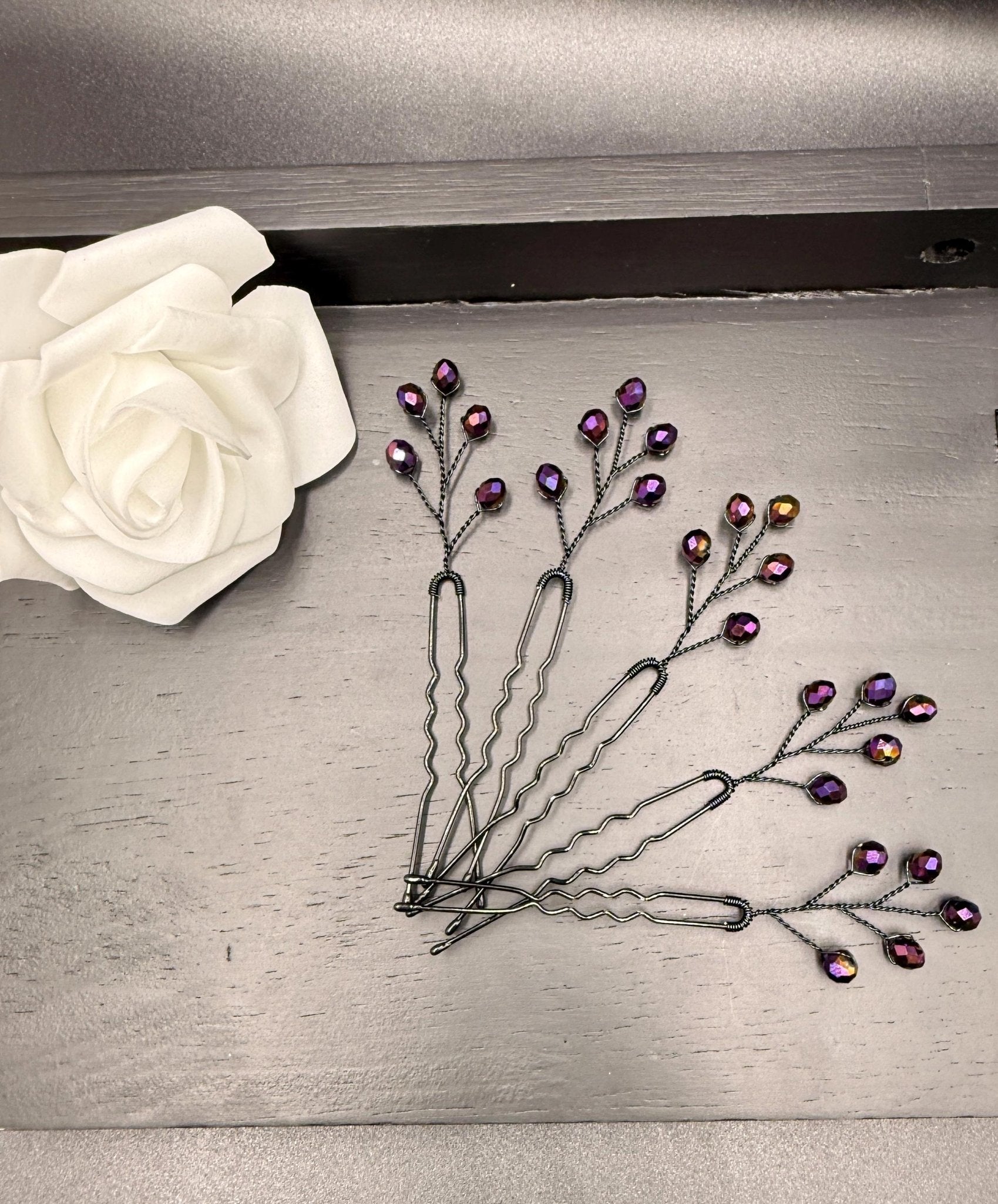 Elegante Haarnadeln mit irisierenden Violett - Schwarz Kristallen – Handgefertigte Haarpins für Braut & Abendfrisuren - AVYRAA BRIDAL