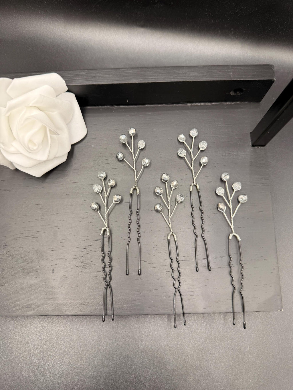 Elegante silberne Haarnadeln mit transparenten Glasperlen – Handgefertigte Haarpins für Braut - und Abendfrisuren - AVYRAA BRIDAL