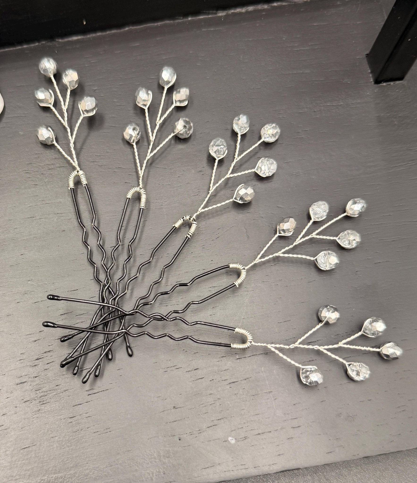 Elegante silberne Haarnadeln mit transparenten Glasperlen – Handgefertigte Haarpins für Braut - und Abendfrisuren - AVYRAA BRIDAL