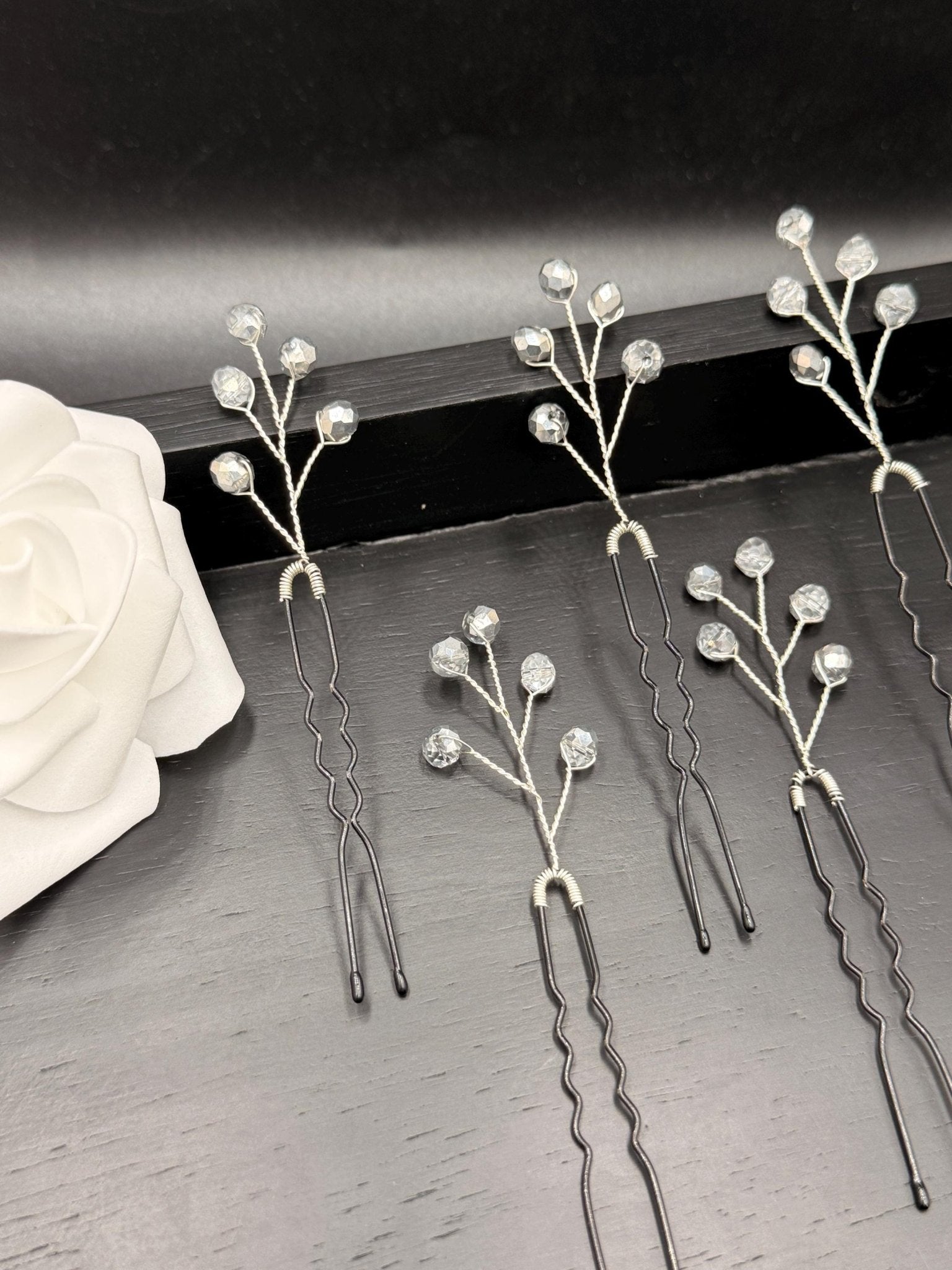 Elegante silberne Haarnadeln mit transparenten Glasperlen – Handgefertigte Haarpins für Braut - und Abendfrisuren - AVYRAA BRIDAL