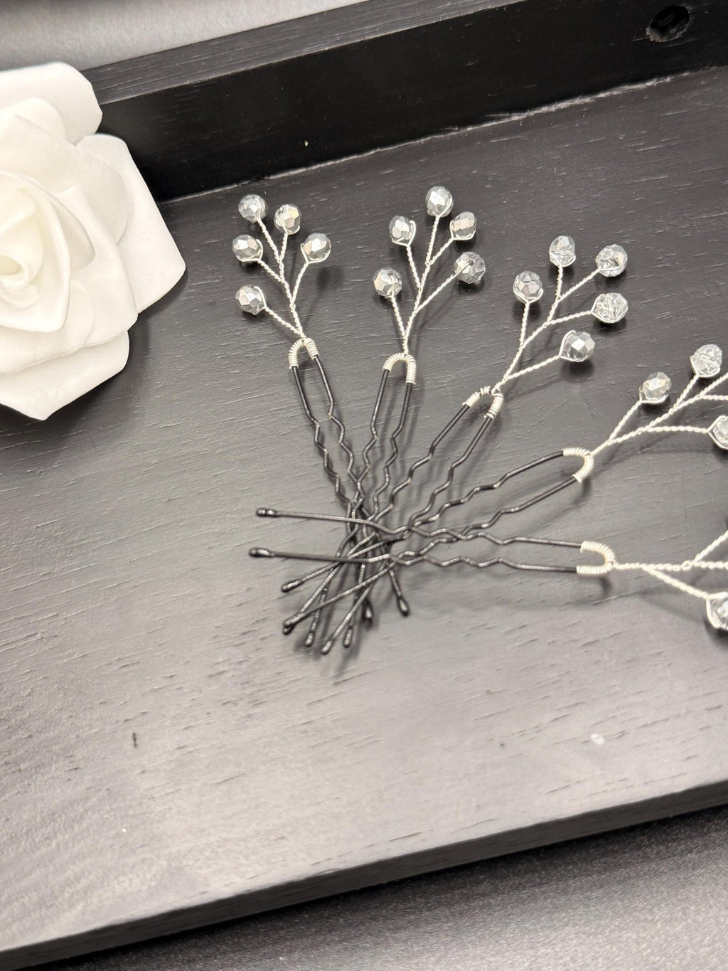 Elegante silberne Haarnadeln mit transparenten Glasperlen – Handgefertigte Haarpins für Braut - und Abendfrisuren - AVYRAA BRIDAL