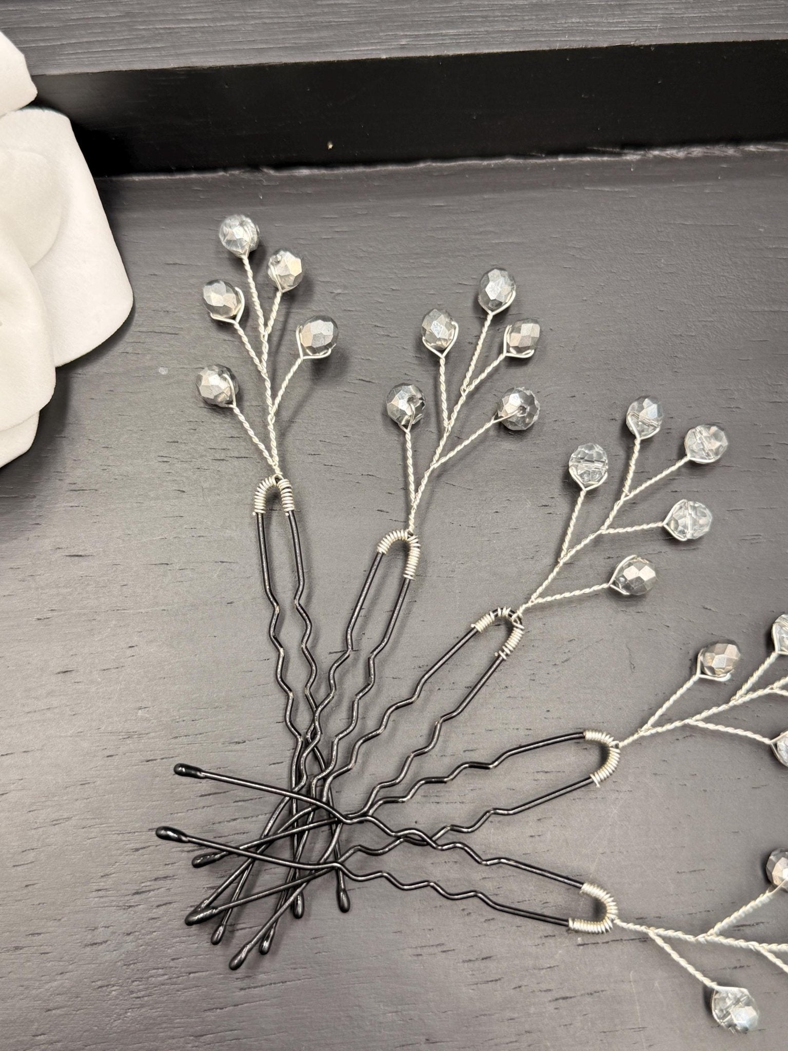 Elegante silberne Haarnadeln mit transparenten Glasperlen – Handgefertigte Haarpins für Braut - und Abendfrisuren - AVYRAA BRIDAL