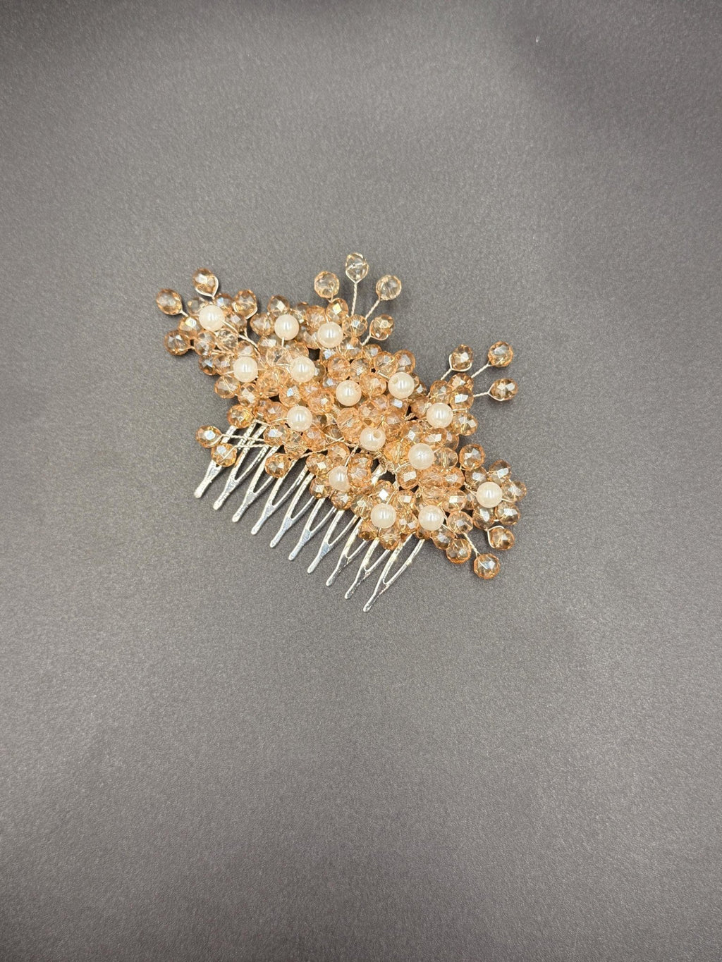 Eleganter Braut Haarkamm in Goldton mit Perlen und Kristallakzenten – handgemacht ca. 10 cm - AVYRAA BRIDAL