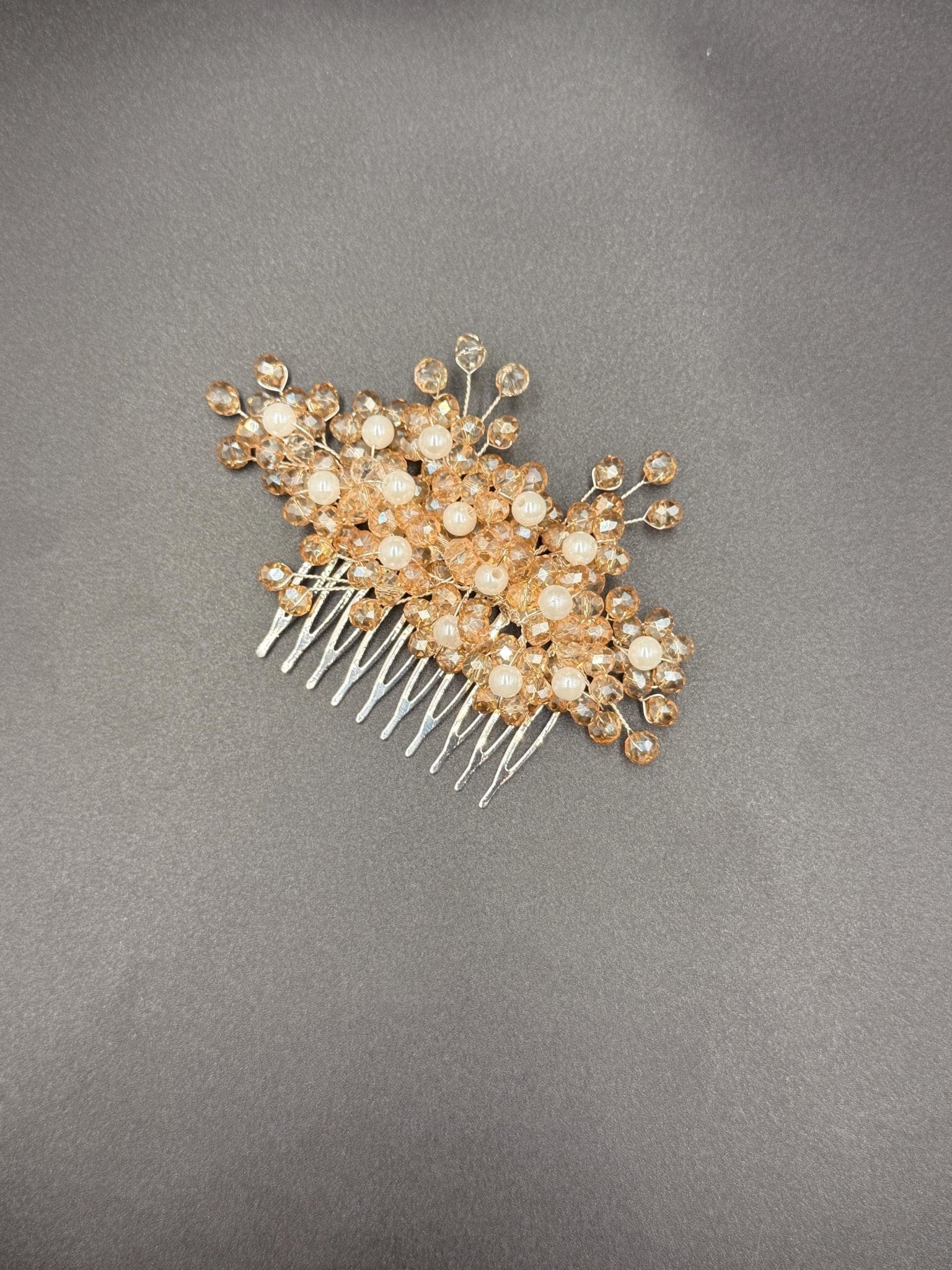 Eleganter Braut Haarkamm in Goldton mit Perlen und Kristallakzenten – handgemacht ca. 10 cm - AVYRAA BRIDAL