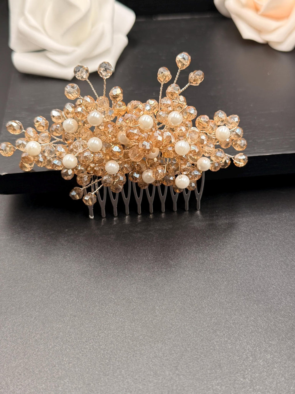 Eleganter Braut Haarkamm in Goldton mit Perlen und Kristallakzenten – handgemacht ca. 10 cm - AVYRAA BRIDAL