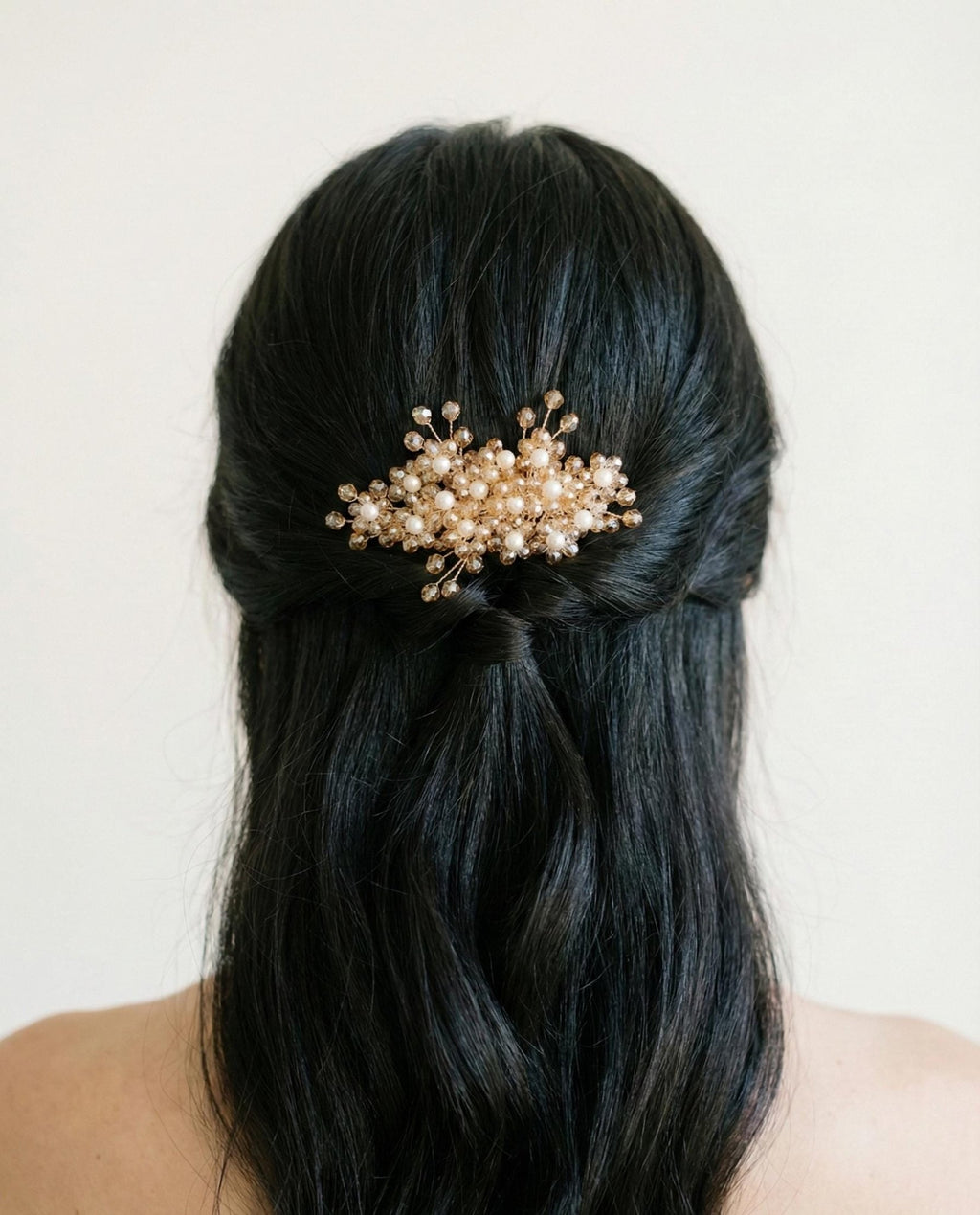 Eleganter Braut Haarkamm in Goldton mit Perlen und Kristallakzenten – handgemacht ca. 10 cm - AVYRAA BRIDAL