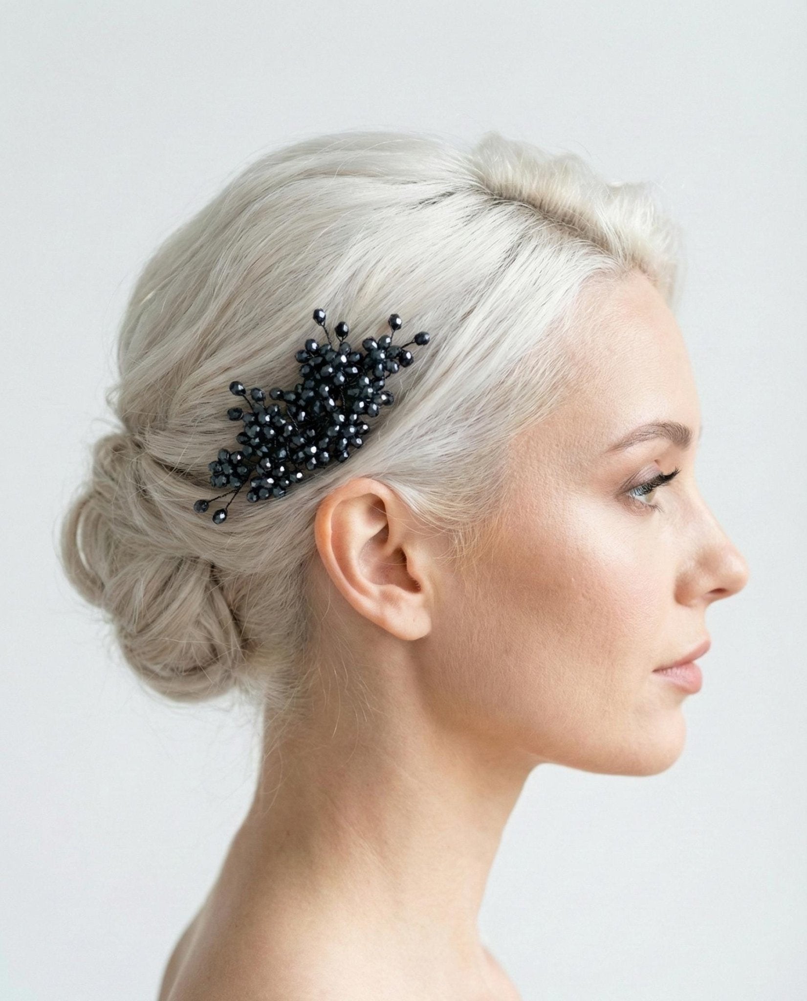 Eleganter Braut Haarkamm mit dunklen Kristallen – handgefertigter Hochzeitsschmuck - AVYRAA BRIDAL