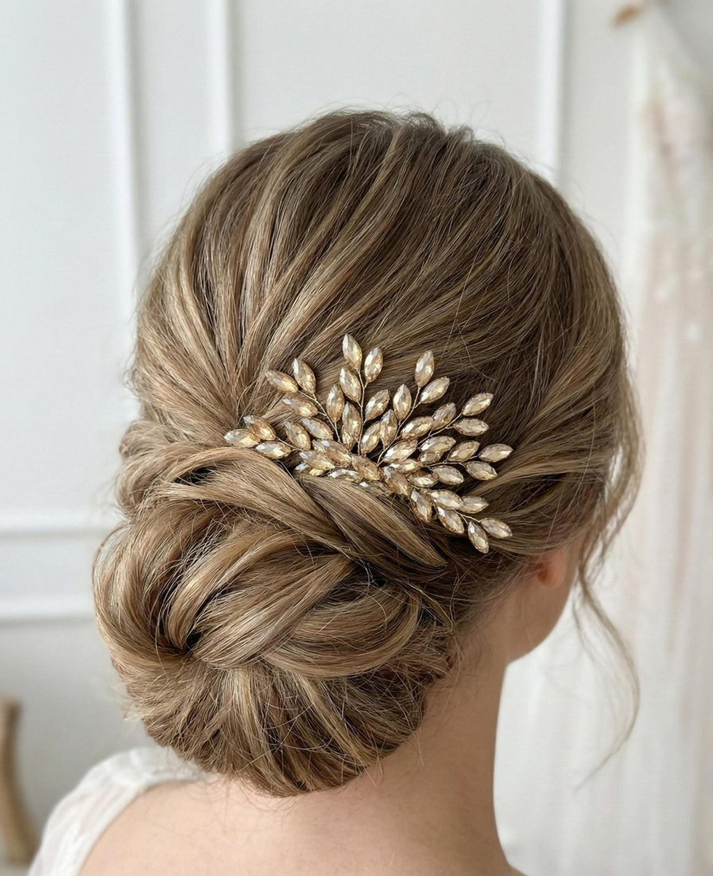 Eleganter Braut Haarkamm mit funkelnden Ziersteinen handgefertigt - AVYRAA BRIDAL