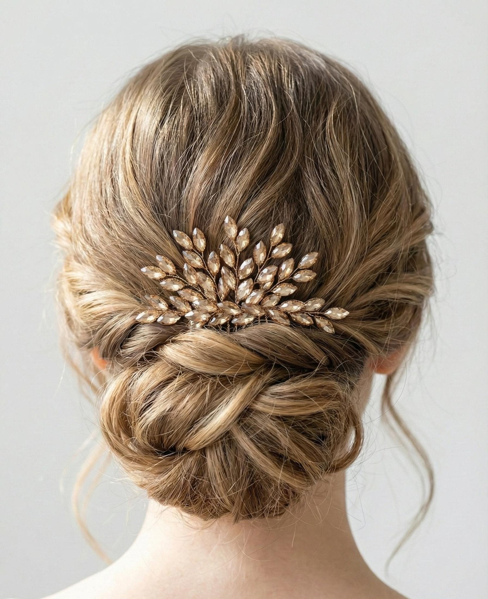 Eleganter Braut Haarkamm mit funkelnden Ziersteinen handgefertigt - AVYRAA BRIDAL
