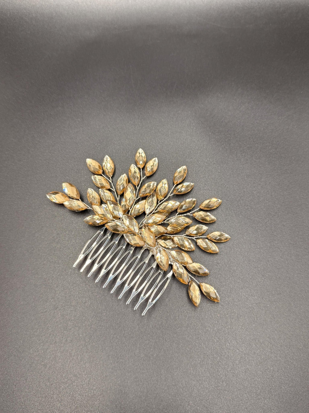 Eleganter Braut Haarkamm mit funkelnden Ziersteinen handgefertigt - AVYRAA BRIDAL