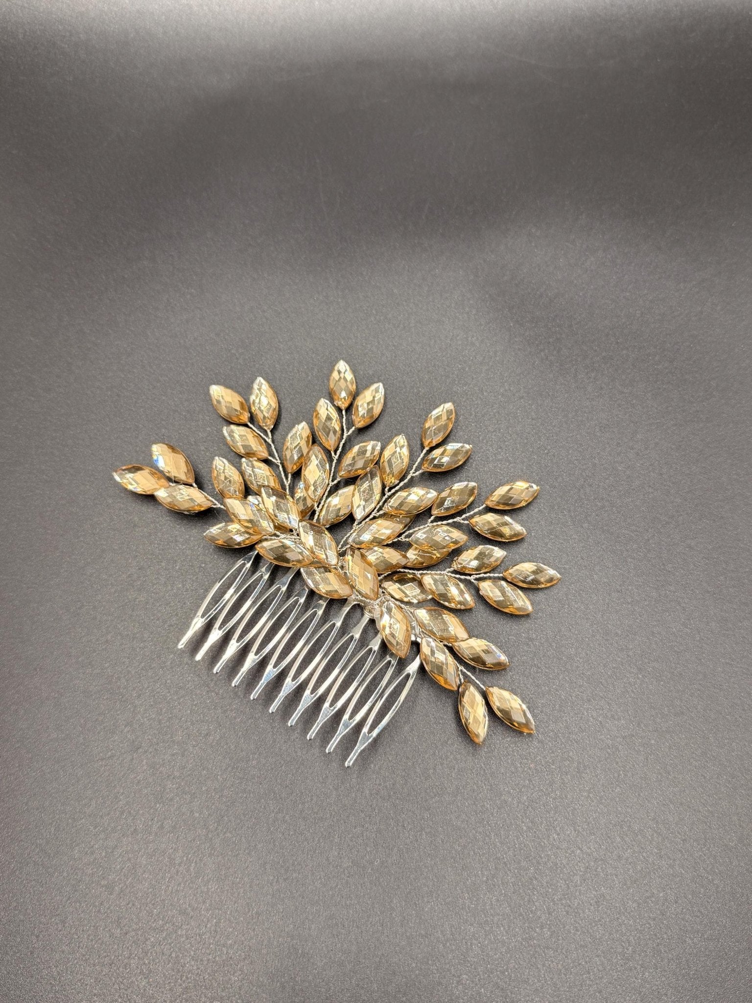 Eleganter Braut Haarkamm mit funkelnden Ziersteinen handgefertigt - AVYRAA BRIDAL