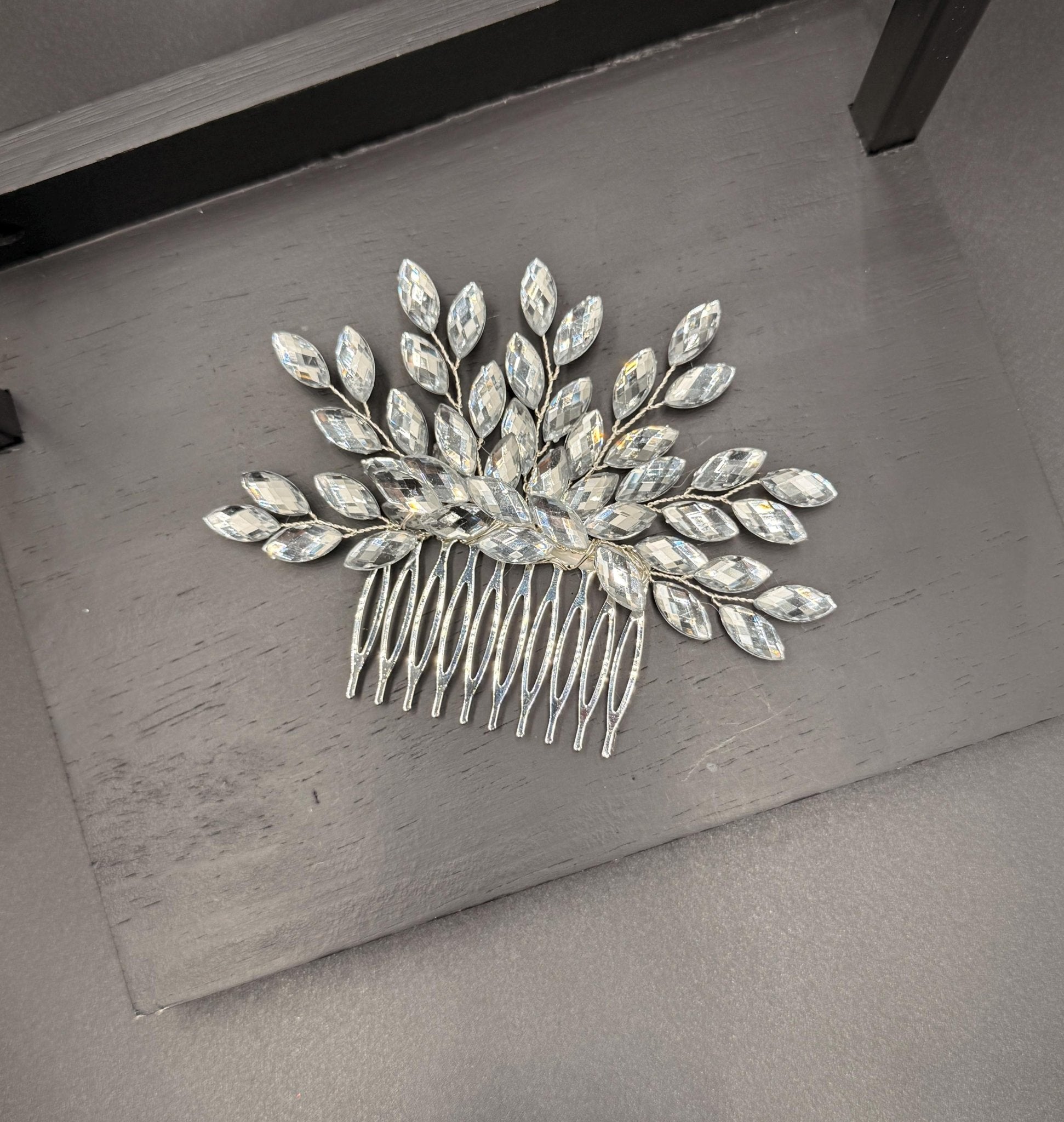 Eleganter Braut Haarkamm mit funkelnden Ziersteinen handgefertigt - AVYRAA BRIDAL