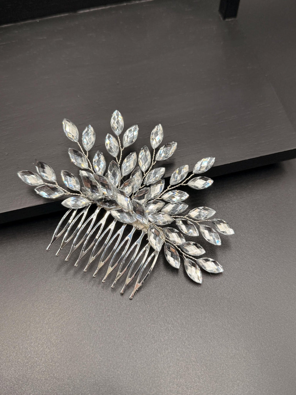 Eleganter Braut Haarkamm mit funkelnden Ziersteinen handgefertigt - AVYRAA BRIDAL