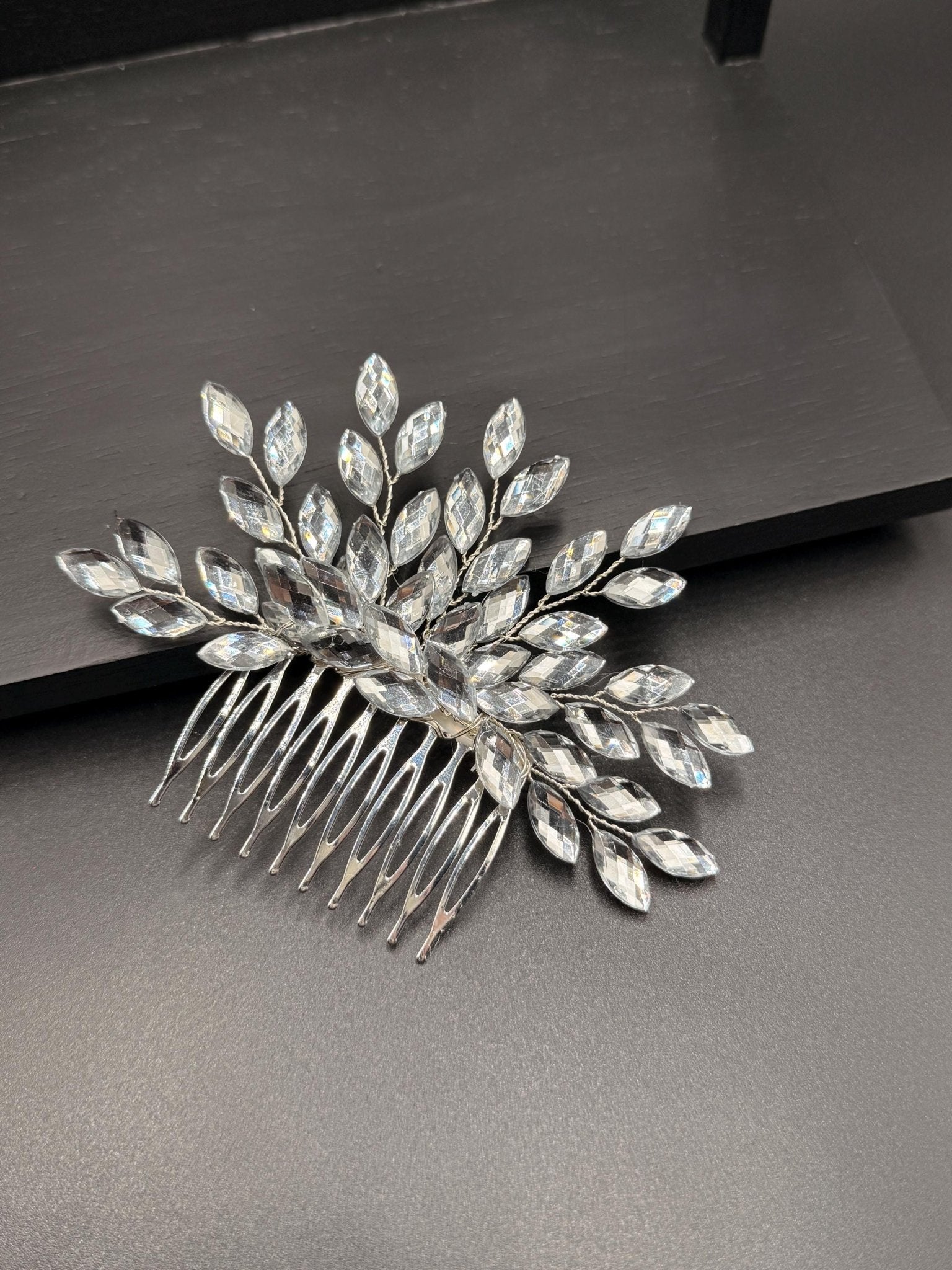 Eleganter Braut Haarkamm mit funkelnden Ziersteinen handgefertigt - AVYRAA BRIDAL