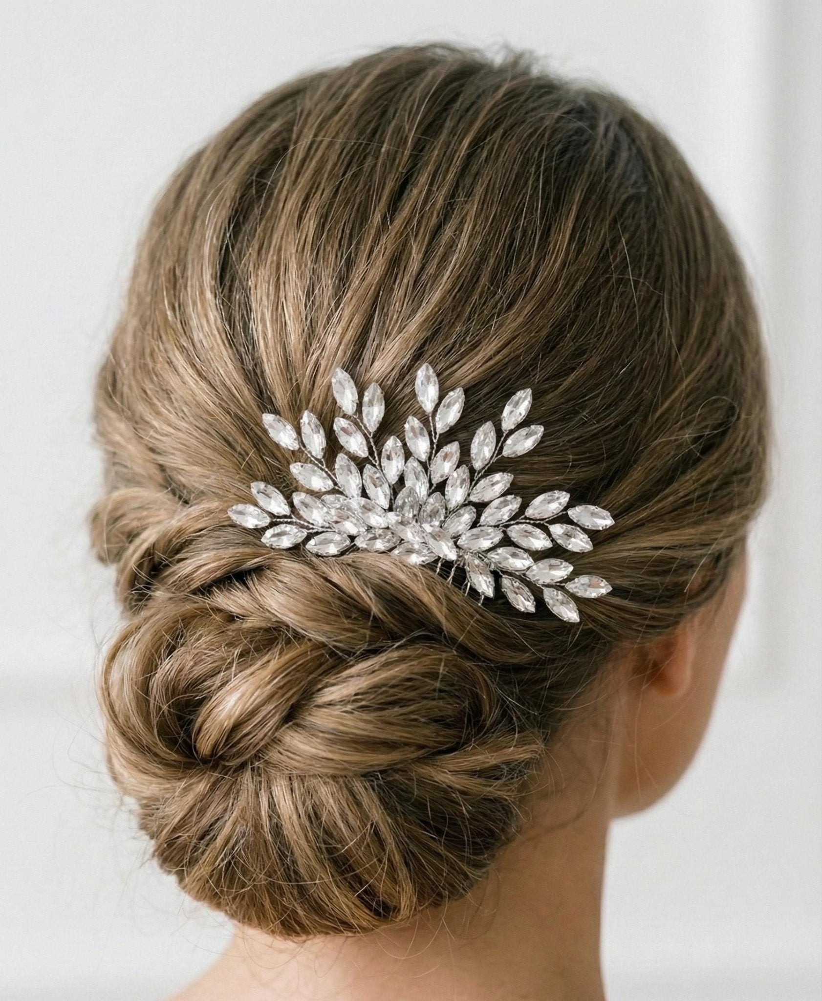 Eleganter Braut Haarkamm mit funkelnden Ziersteinen handgefertigt - AVYRAA BRIDAL