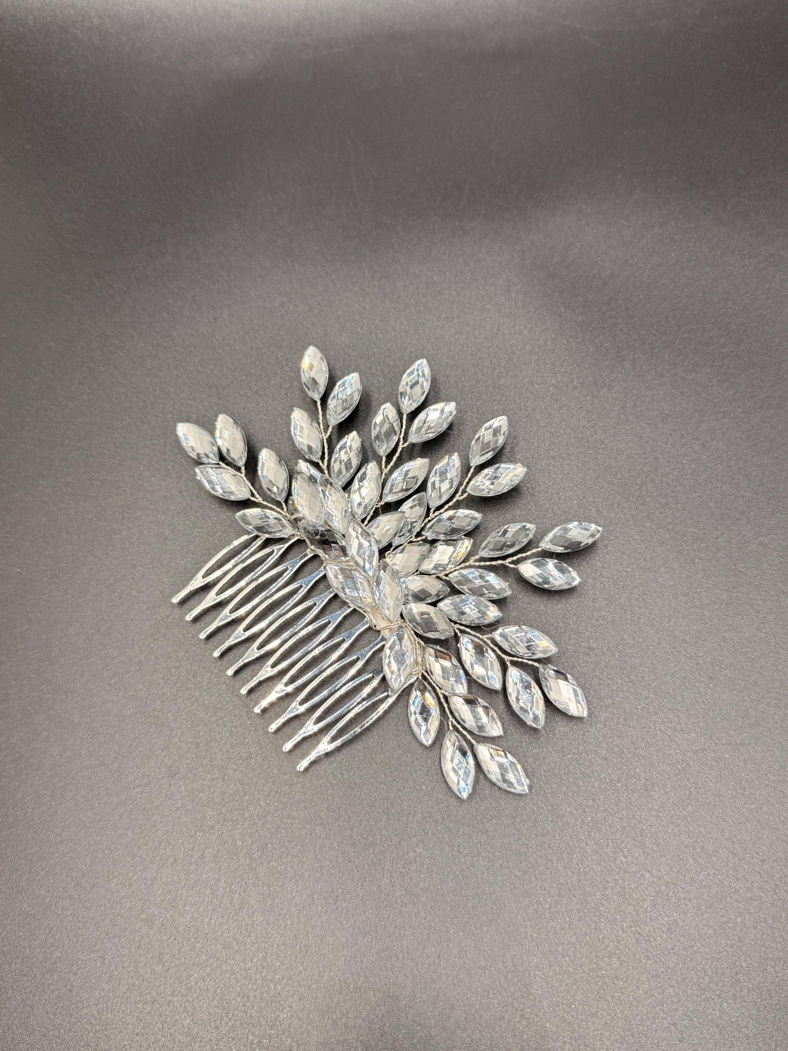 Eleganter Braut Haarkamm mit funkelnden Ziersteinen handgefertigt - AVYRAA BRIDAL