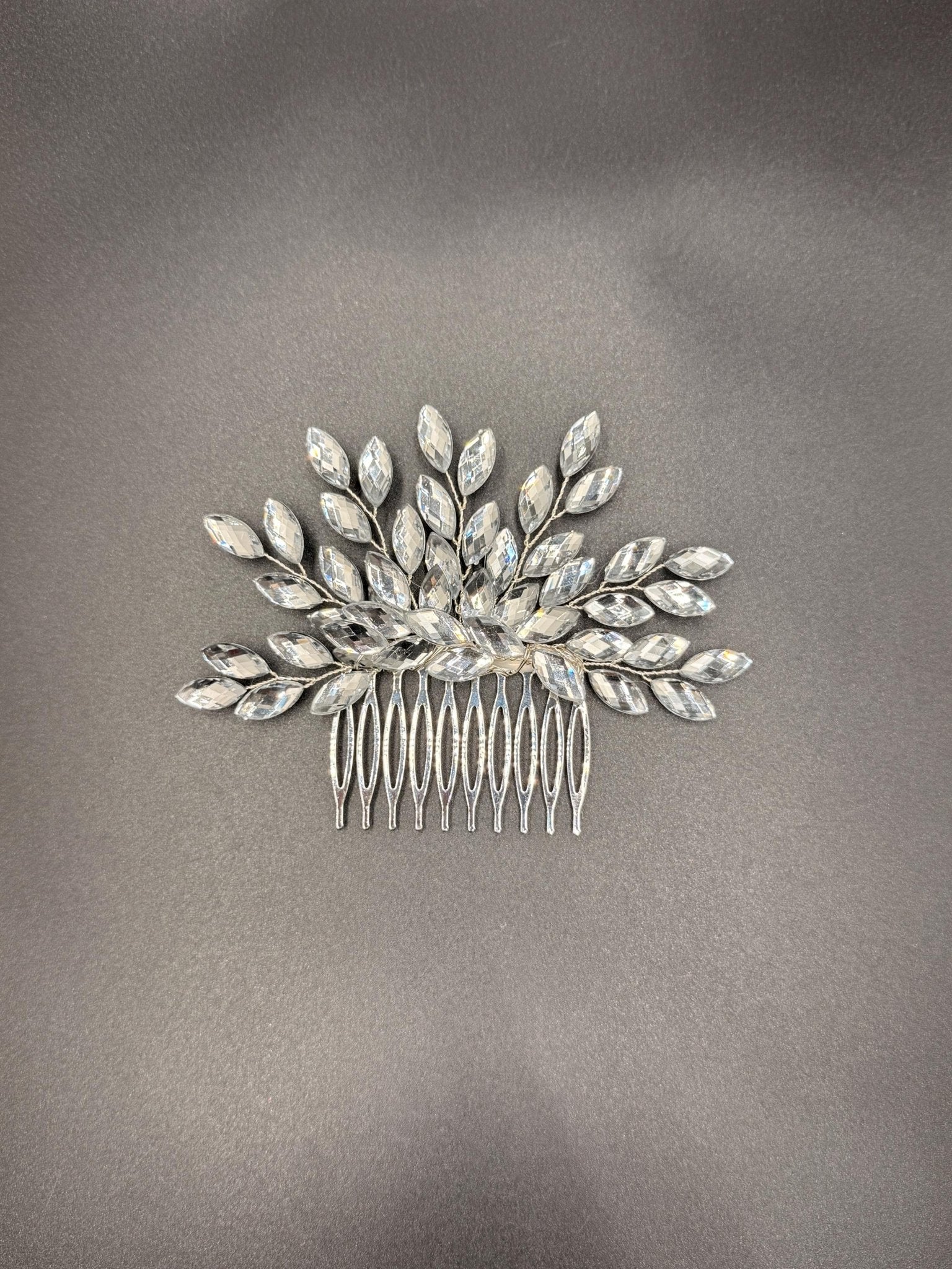Eleganter Braut Haarkamm mit funkelnden Ziersteinen handgefertigt - AVYRAA BRIDAL