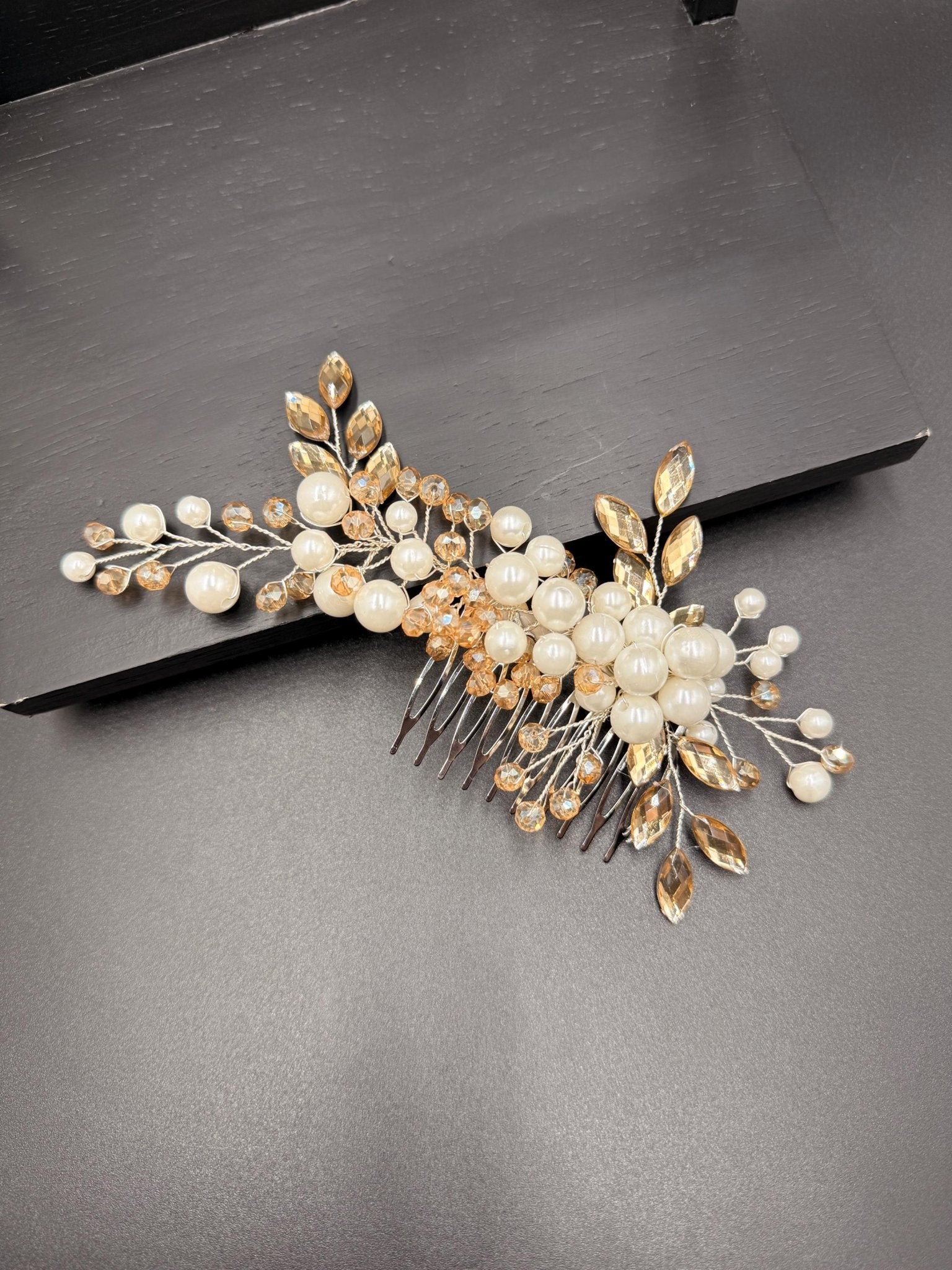 Eleganter Braut Haarkamm mit Perlen und Kristallen für Hochzeitsfrisuren - AVYRAA BRIDAL