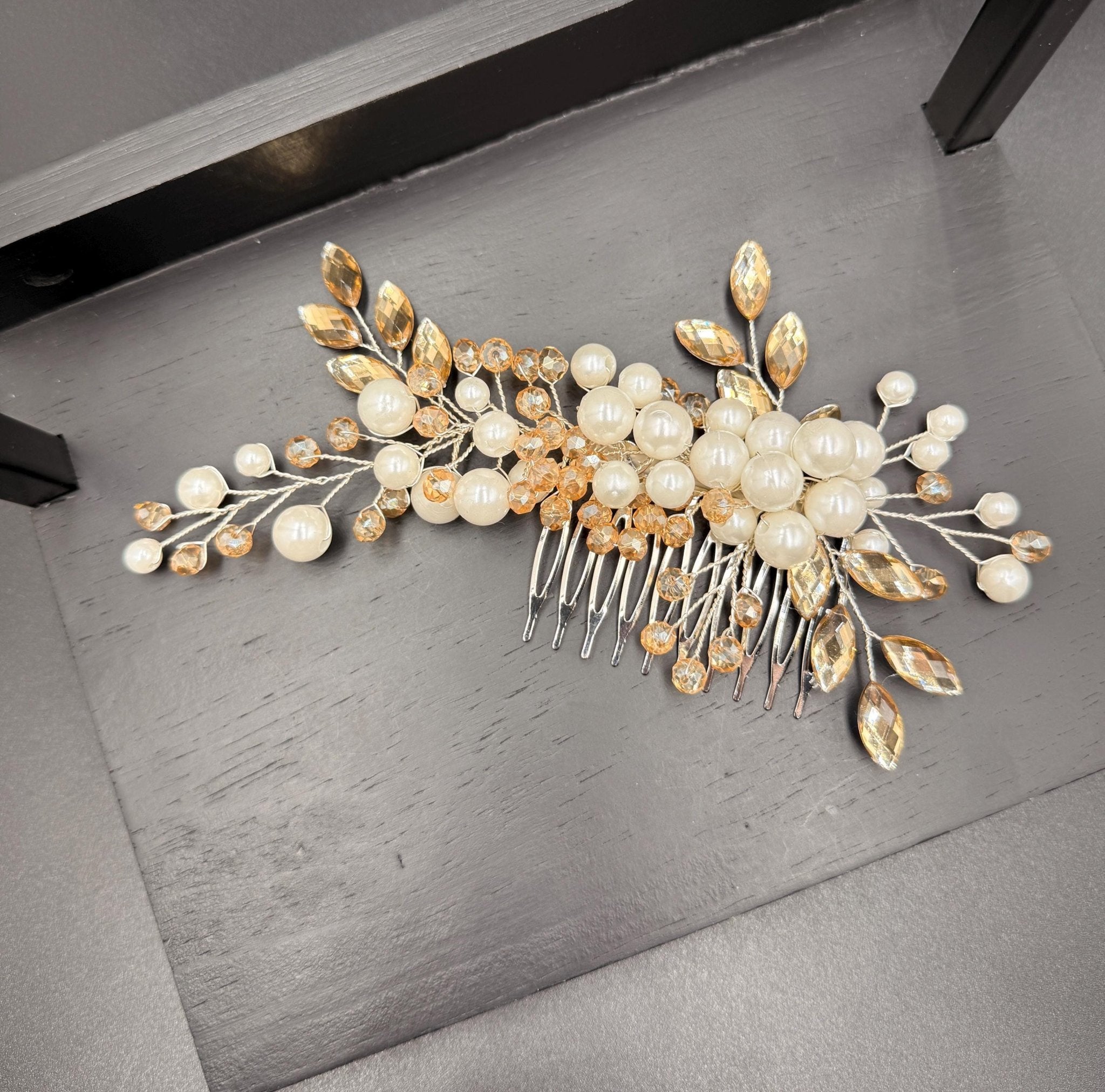 Eleganter Braut Haarkamm mit Perlen und Kristallen für Hochzeitsfrisuren - AVYRAA BRIDAL