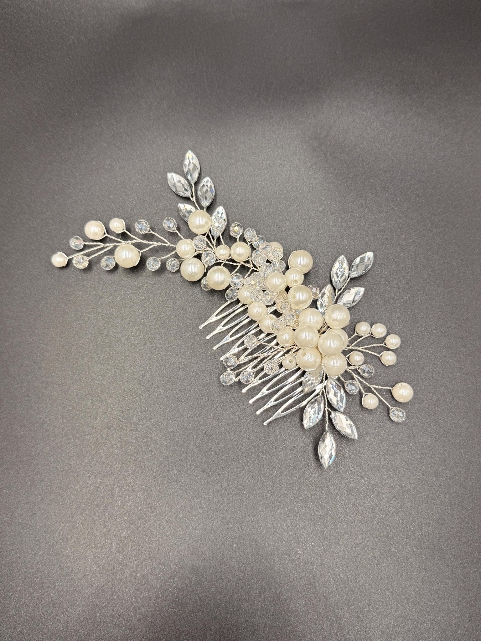 Eleganter Braut Haarkamm mit Perlen und Kristallen für Hochzeitsfrisuren - AVYRAA BRIDAL