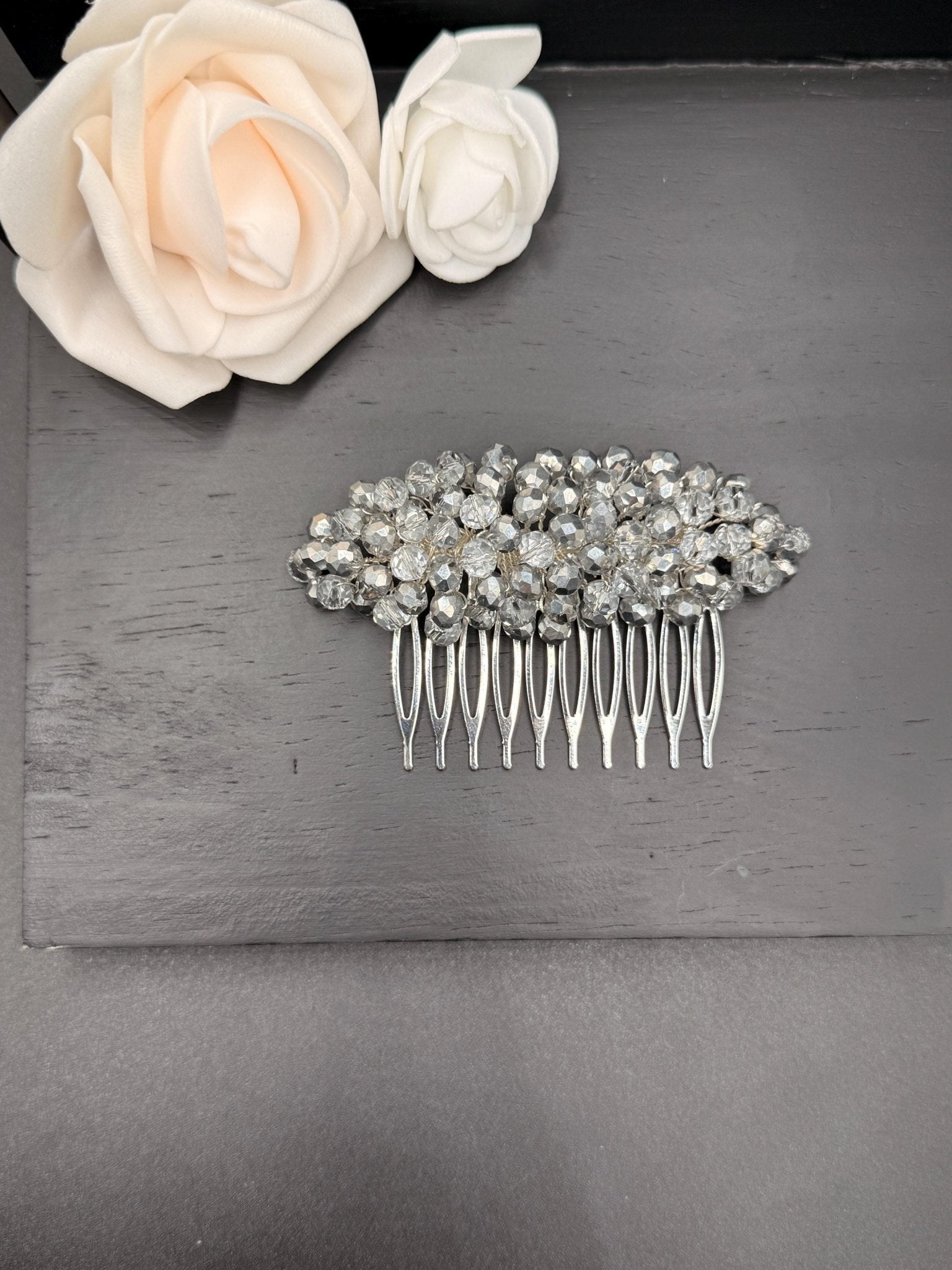 Eleganter Braut Haarkamm mit silber - klaren Kristallen – handgefertigter Hochzeit Haarschmuck - AVYRAA BRIDAL