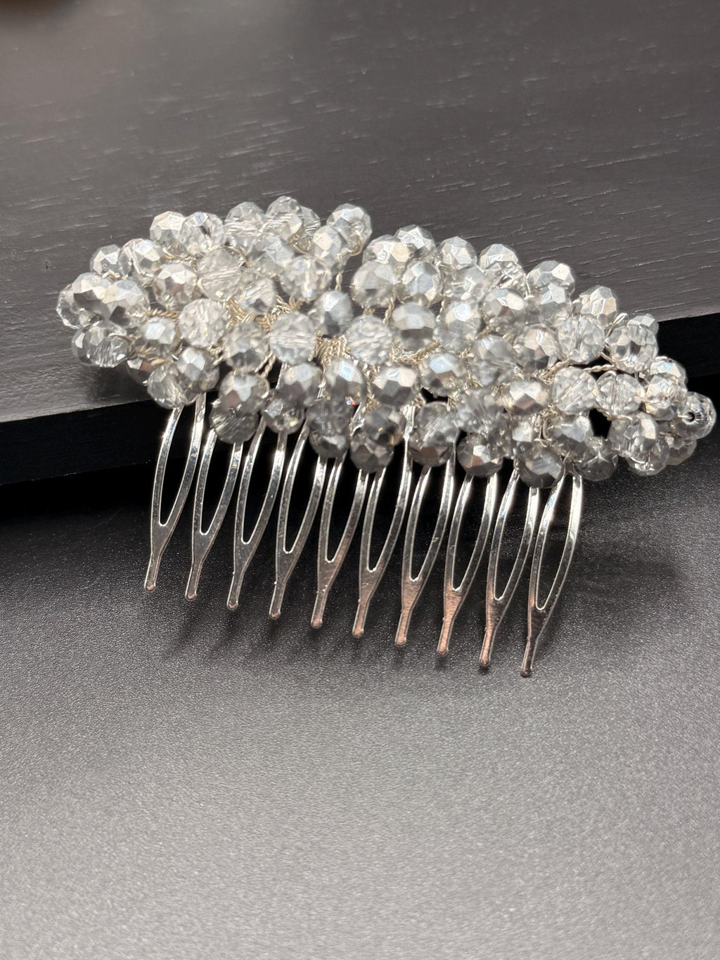 Eleganter Braut Haarkamm mit silber - klaren Kristallen – handgefertigter Hochzeit Haarschmuck - AVYRAA BRIDAL