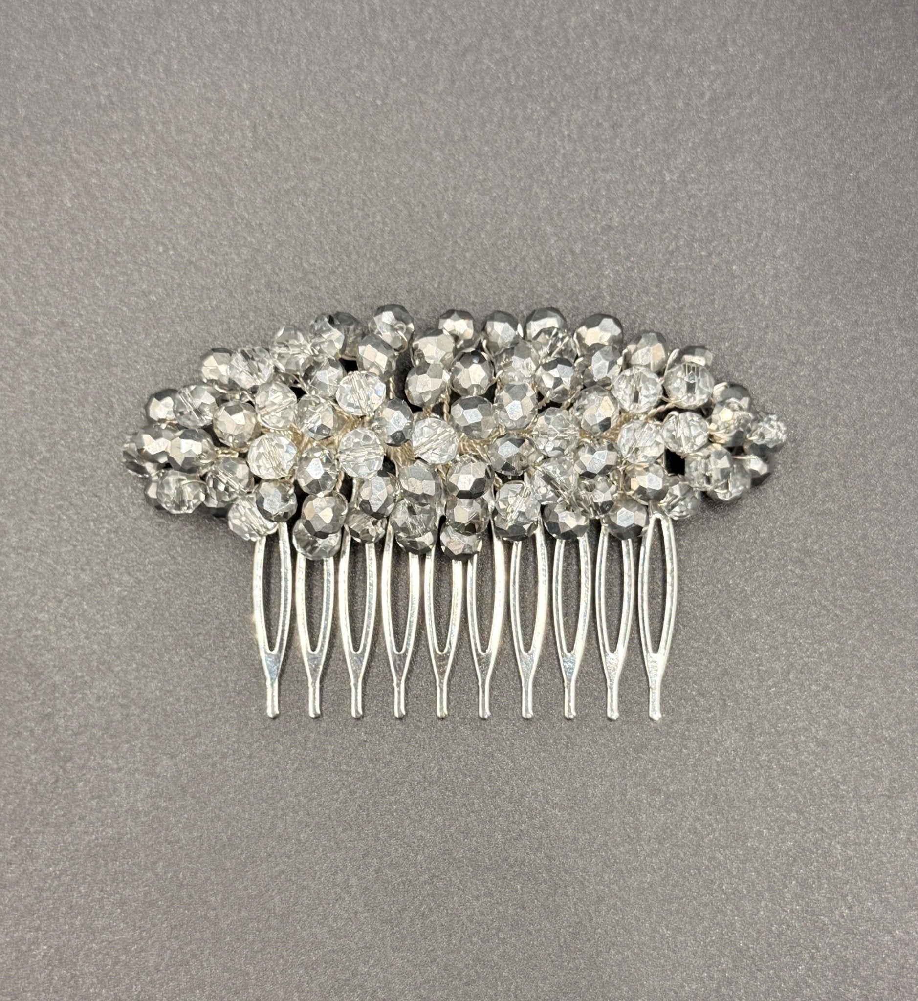 Eleganter Braut Haarkamm mit silber - klaren Kristallen – handgefertigter Hochzeit Haarschmuck - AVYRAA BRIDAL