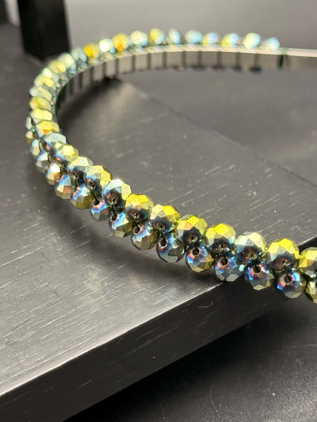Eleganter Haarreif mit dunkelblauen Kristallen – Stilvoller Haarschmuck für besondere Anlässe - AVYRAA BRIDAL