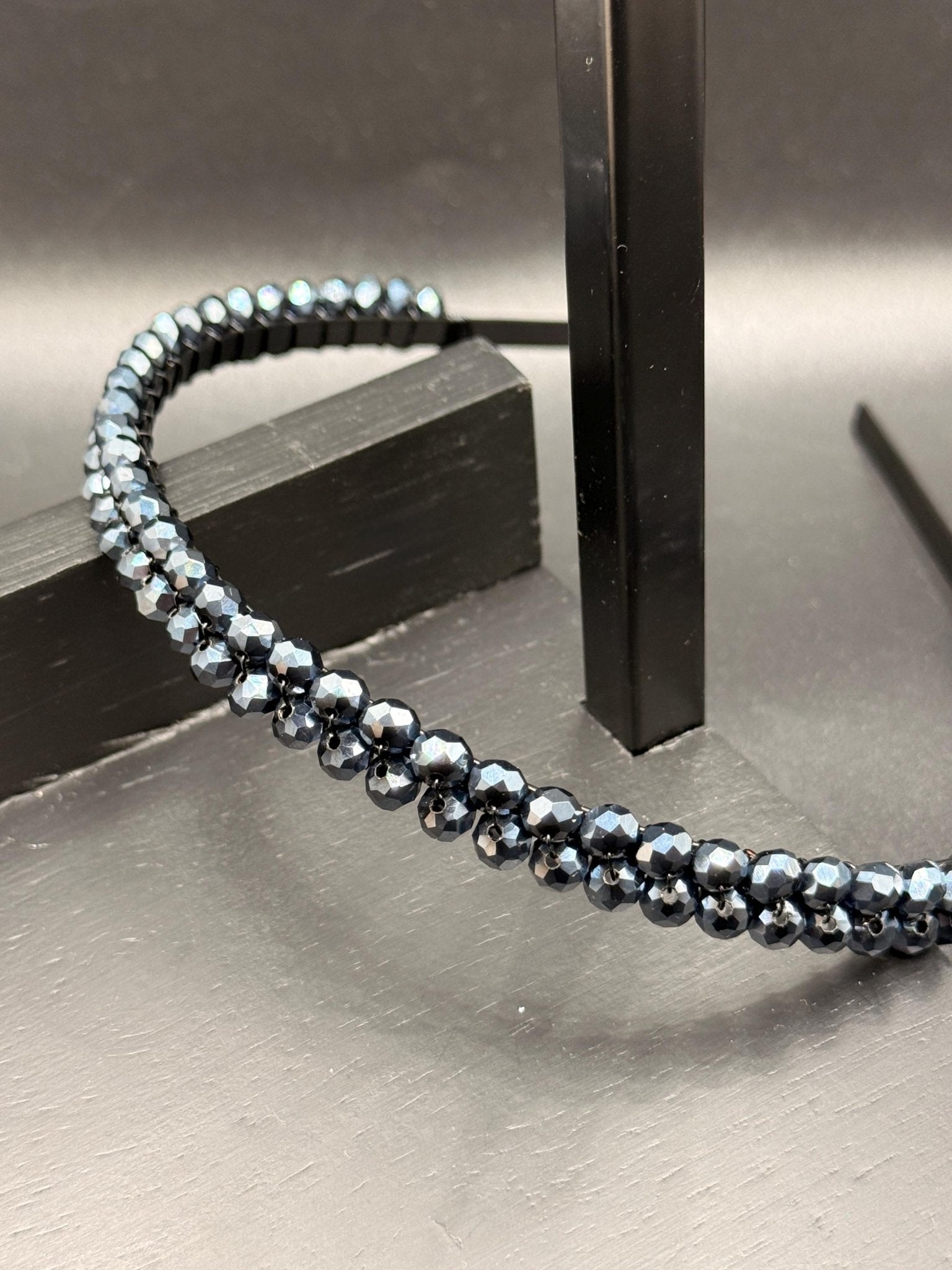 Eleganter Haarreif mit dunkelblauen Kristallen – Stilvoller Haarschmuck für besondere Anlässe - AVYRAA BRIDAL