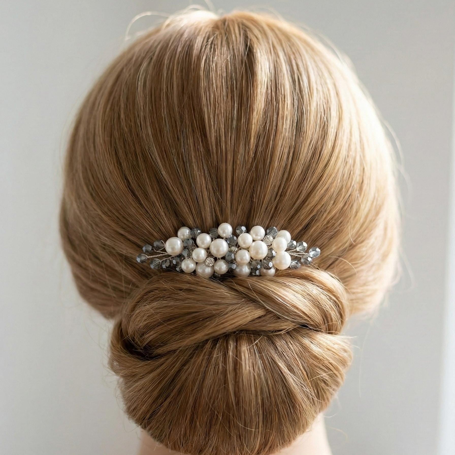 Elfenbein Haarkamm mit klaren Silberkristallen für Bräute - AVYRAA BRIDAL