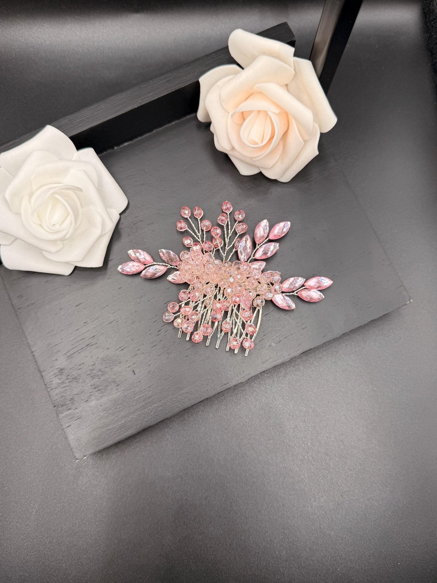 Exklusiver Brauthaarkamm mit Kristallsteinen – handgemachter Haarschmuck - AVYRAA BRIDAL